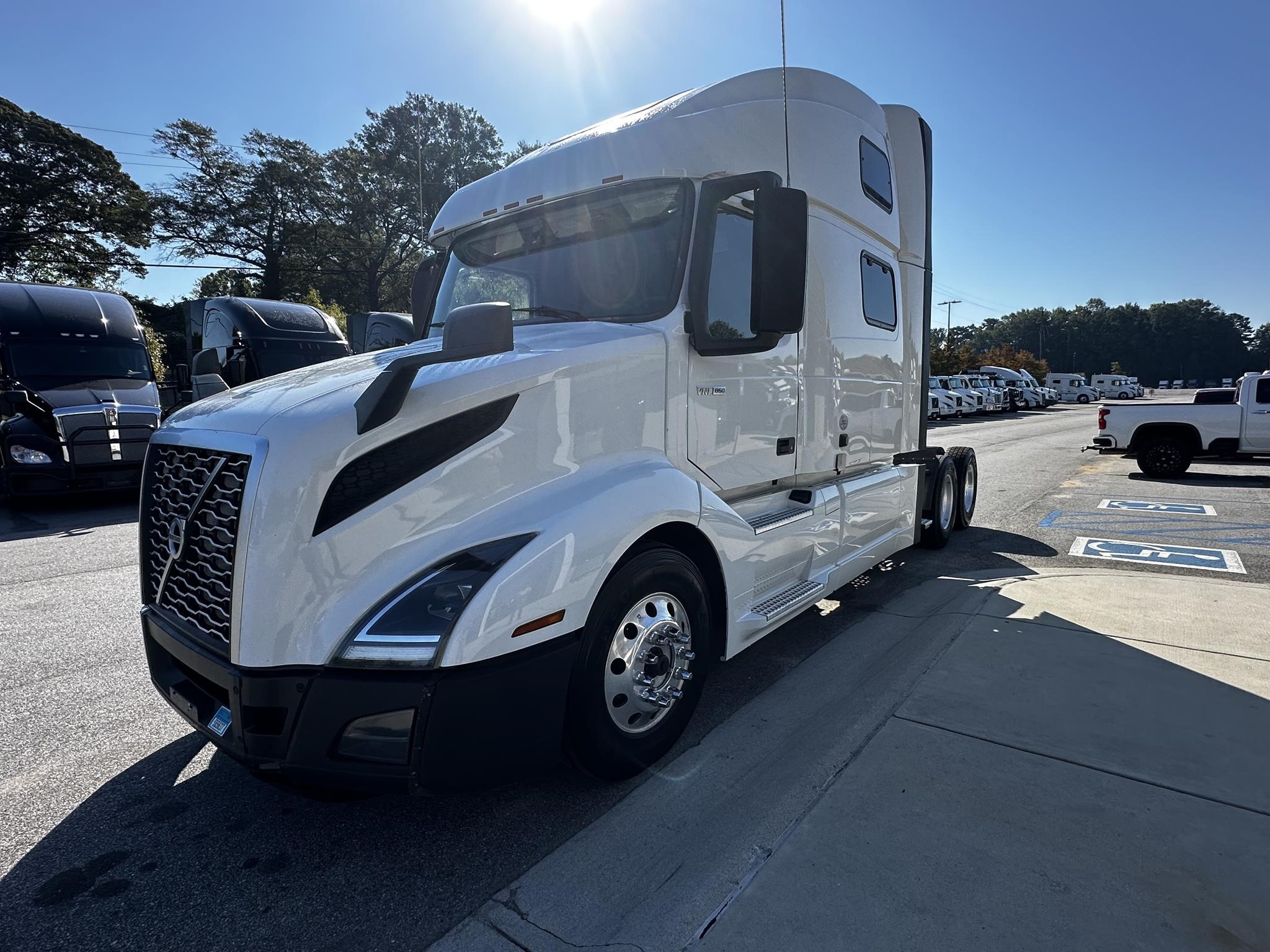 2020 VOLVO VNL64T860 - image 5 of 6