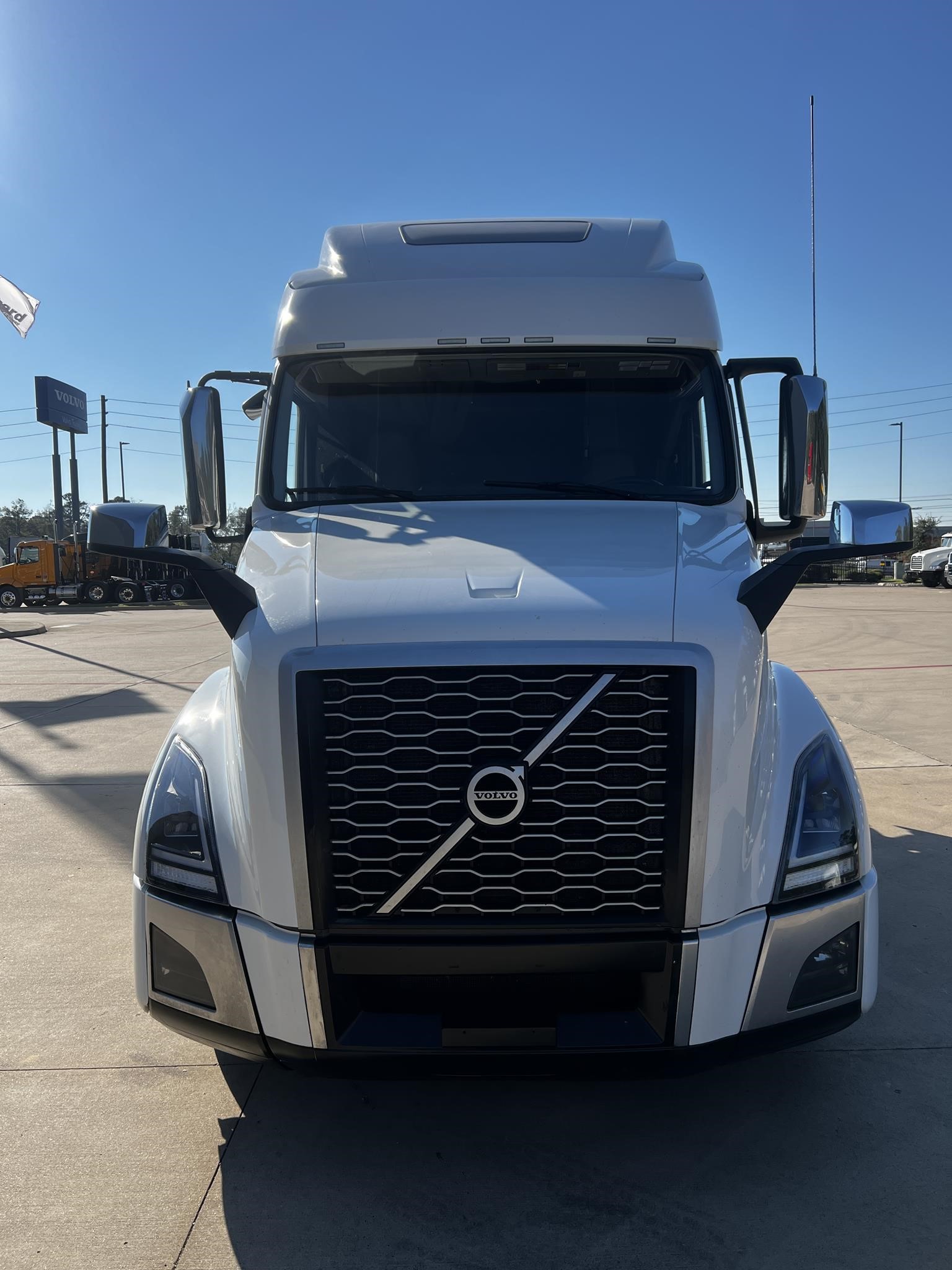 2022 VOLVO VNL64T860 - image 2 of 6