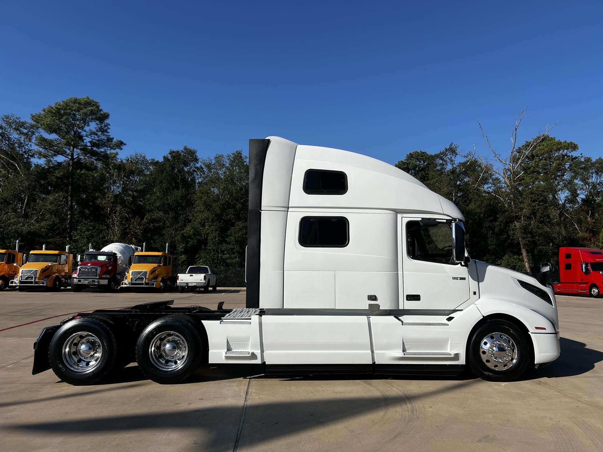 2022 VOLVO VNL64T860 - image 4 of 6