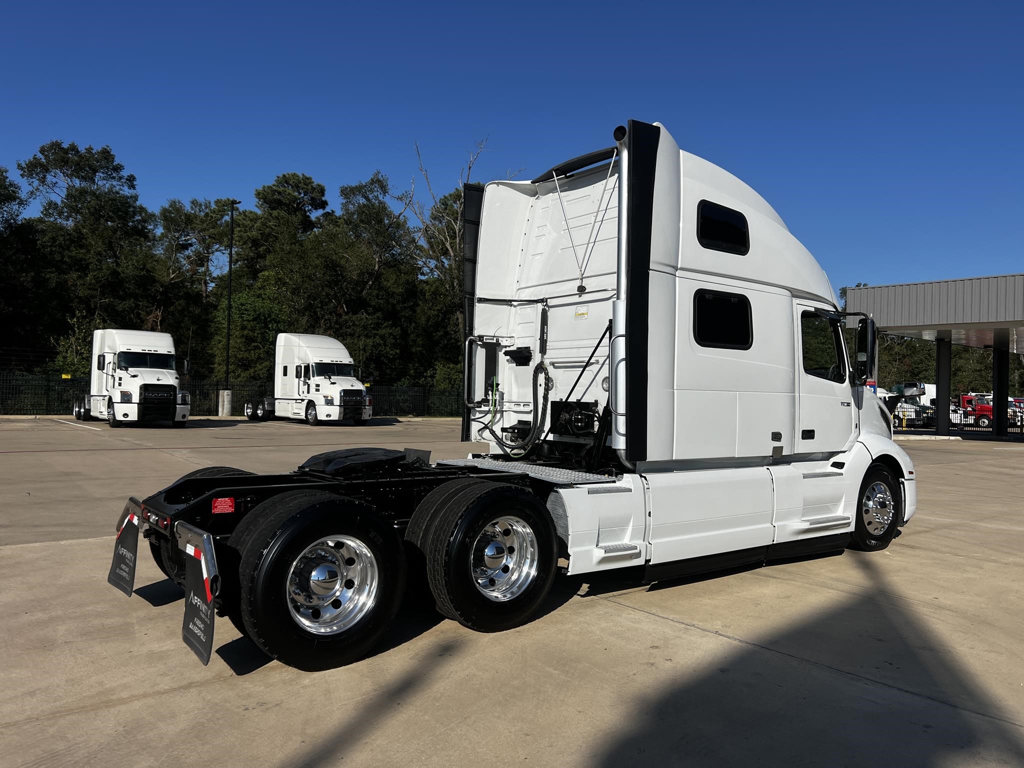 2022 VOLVO VNL64T860 - image 5 of 6