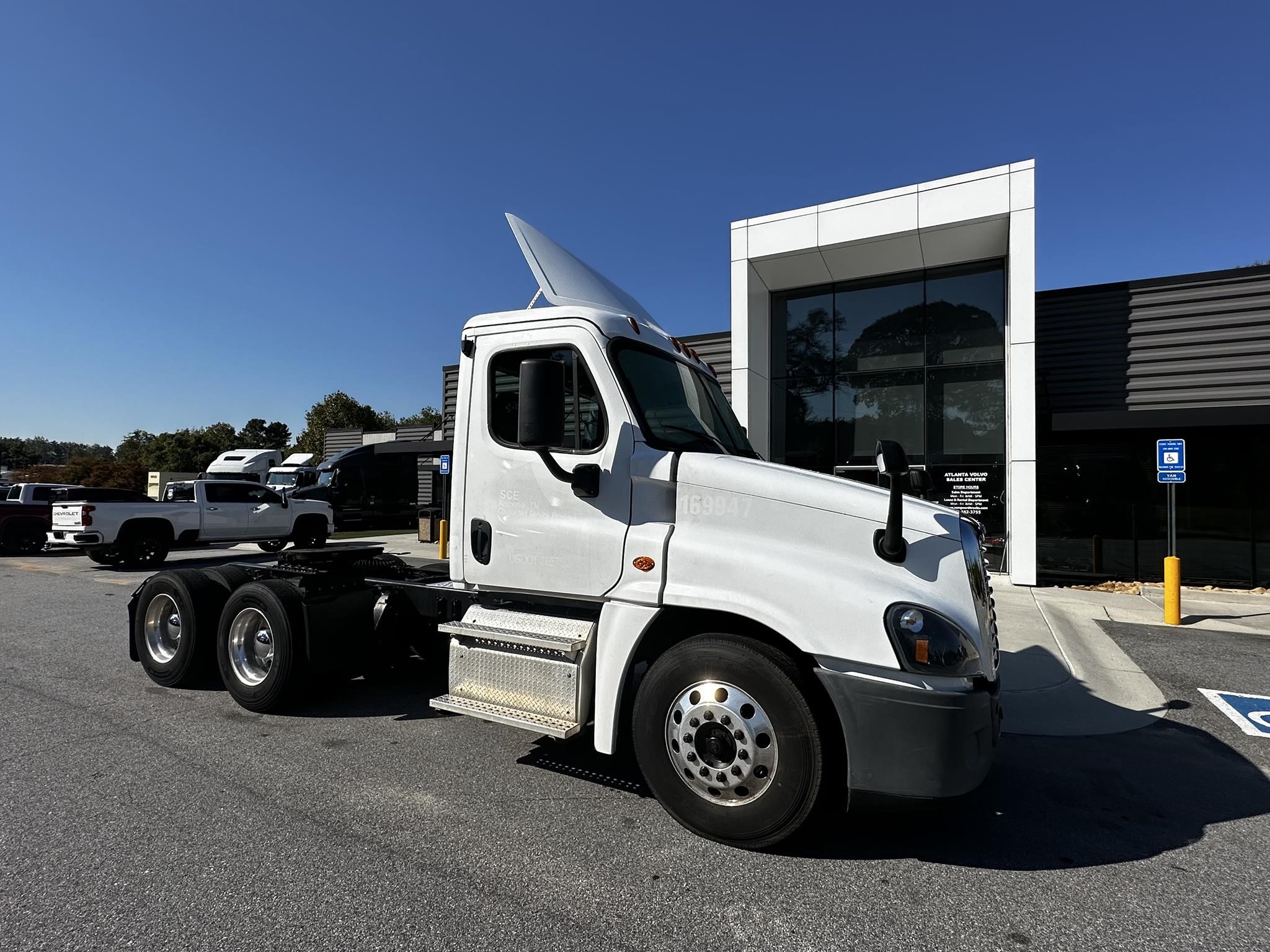 2017 FREIGHTLINER CASCADIA 125 - image 1 of 6