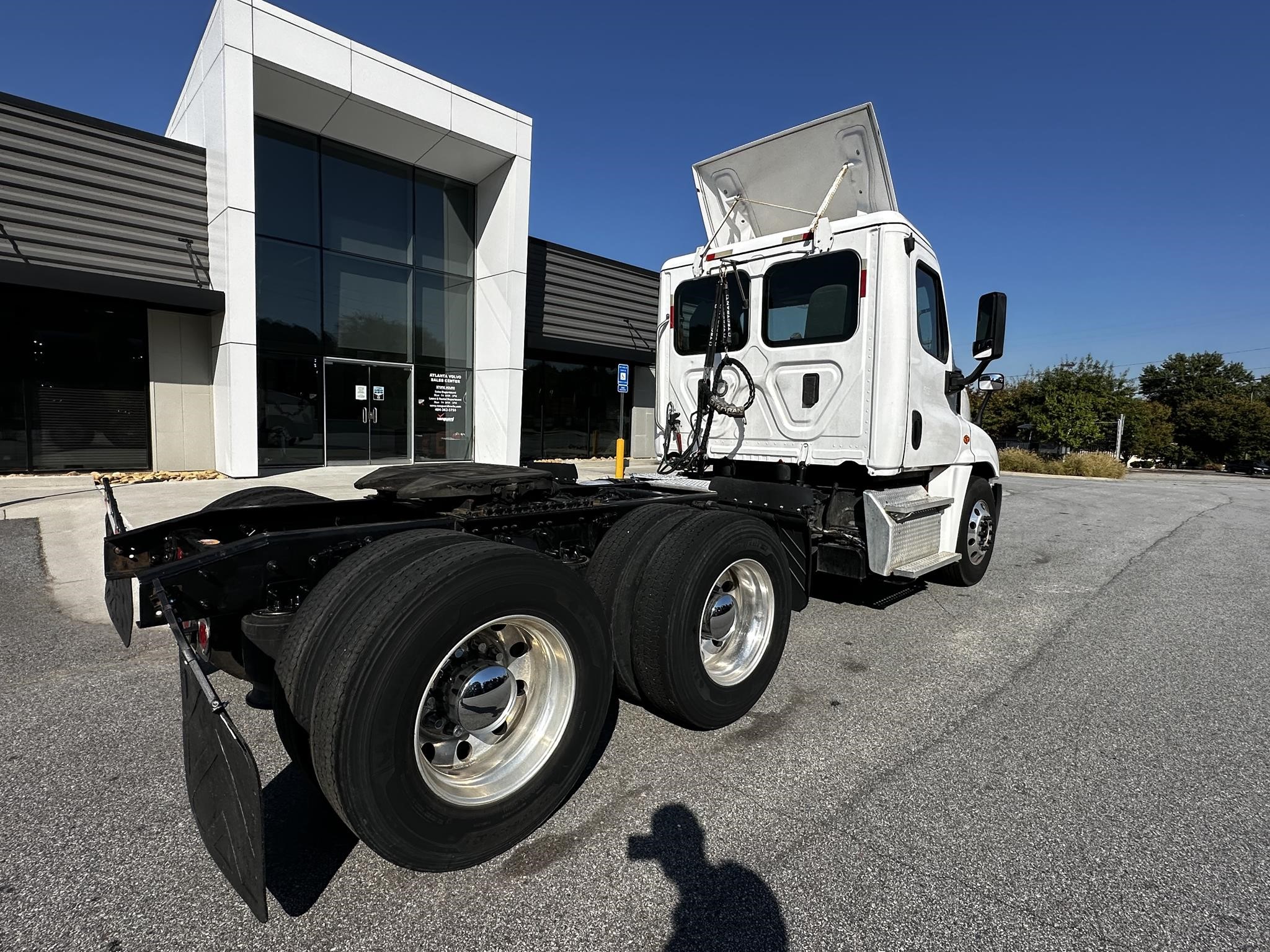 2017 FREIGHTLINER CASCADIA 125 - image 3 of 6