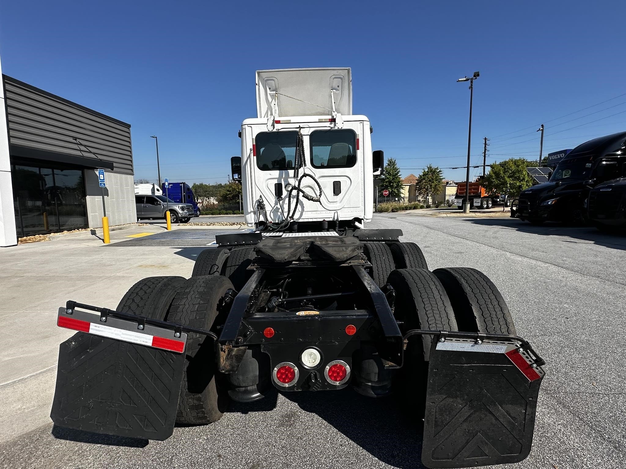 2017 FREIGHTLINER CASCADIA 125 - image 4 of 6