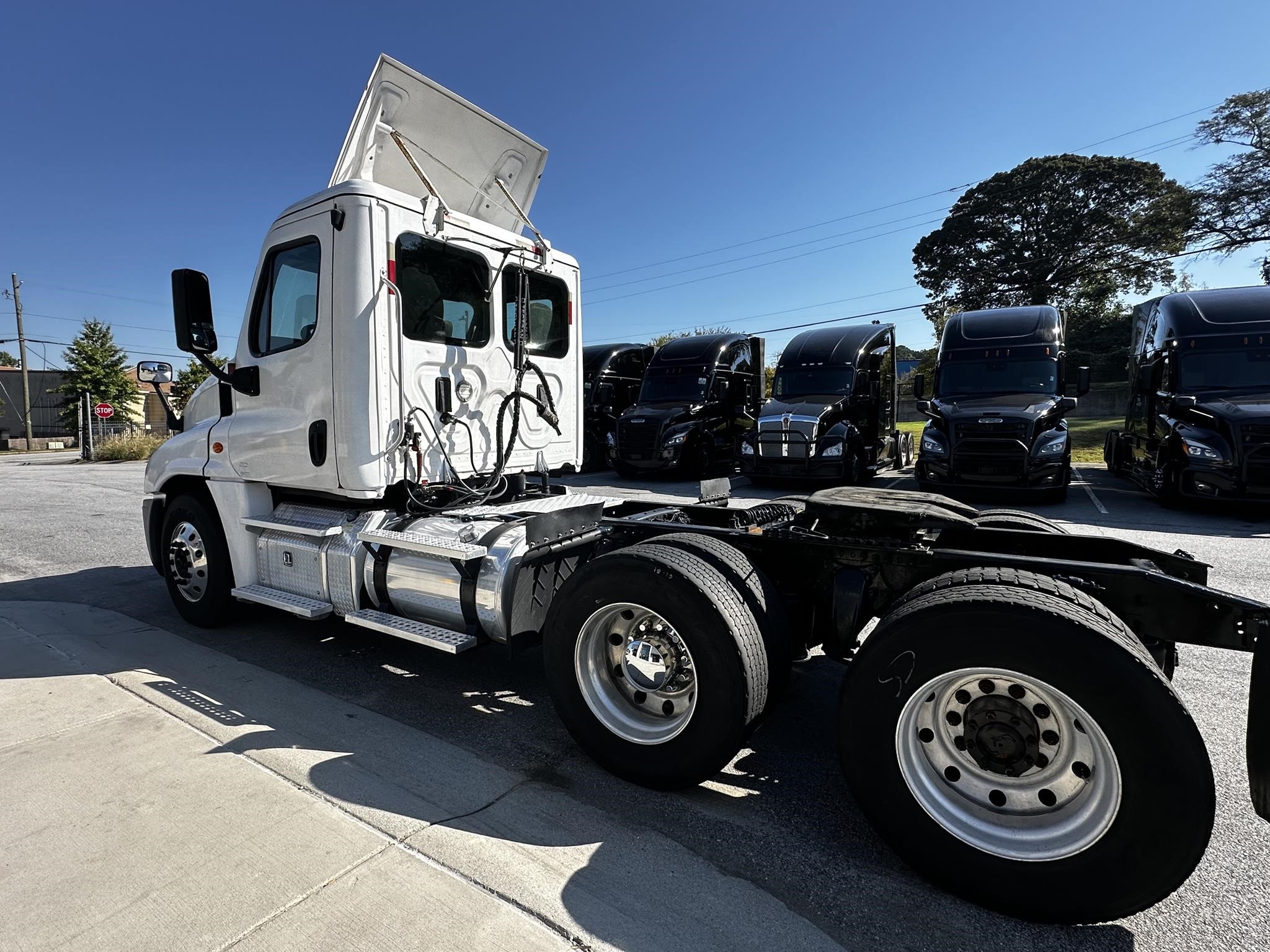 2017 FREIGHTLINER CASCADIA 125 - image 5 of 6