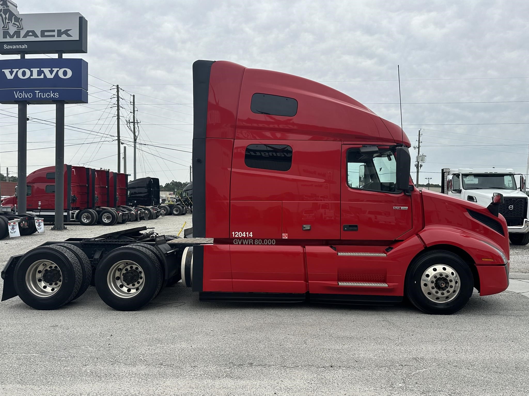 2020 VOLVO VNL64T760 - image 4 of 6