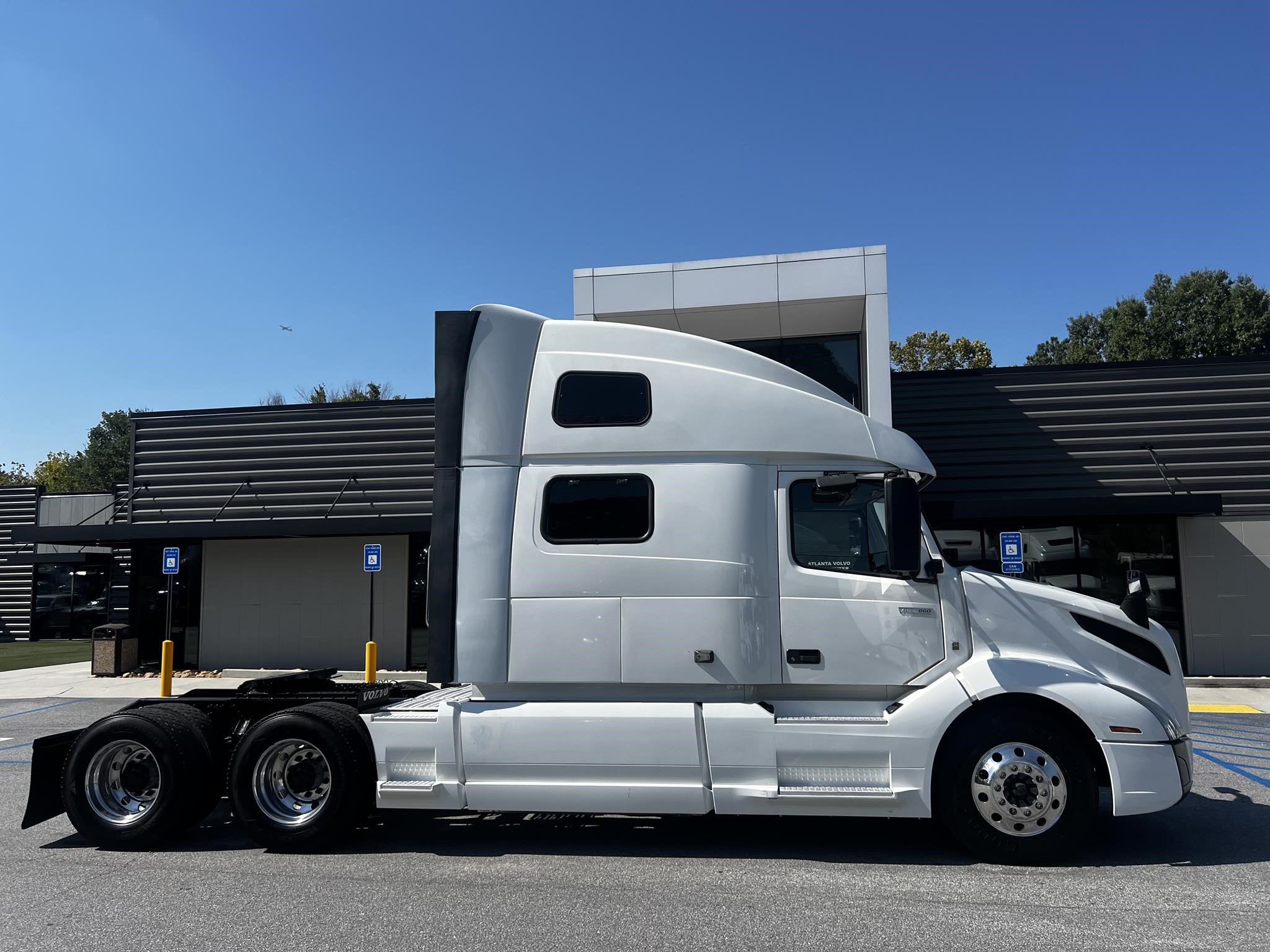 2022 VOLVO VNL64T860 - image 2 of 6