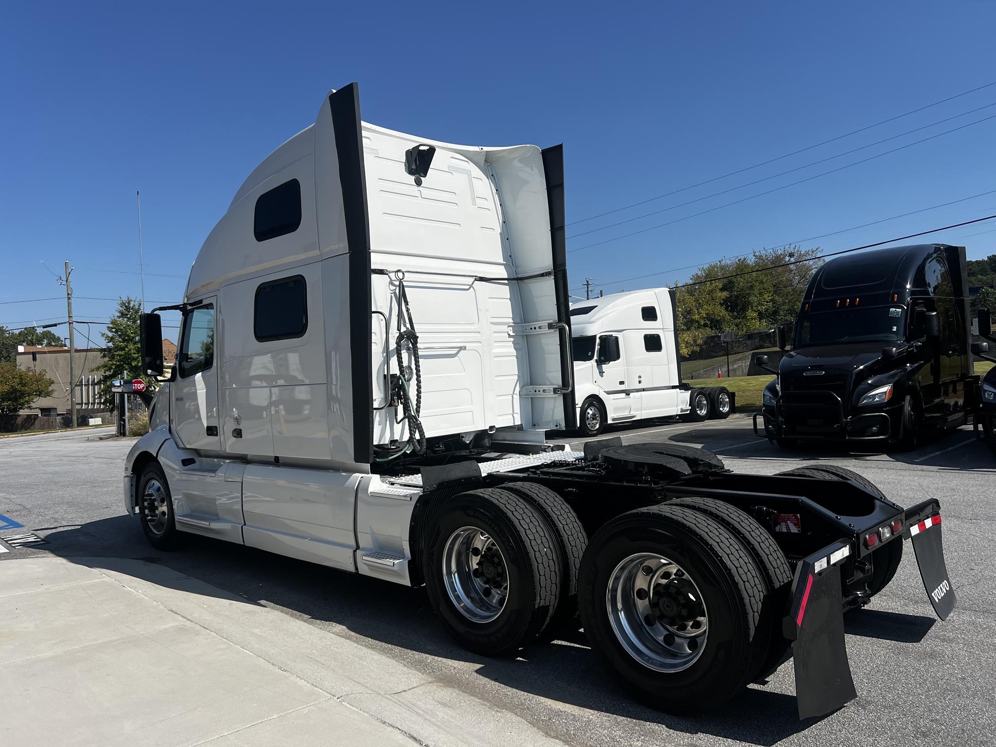 2022 VOLVO VNL64T860 - image 5 of 6