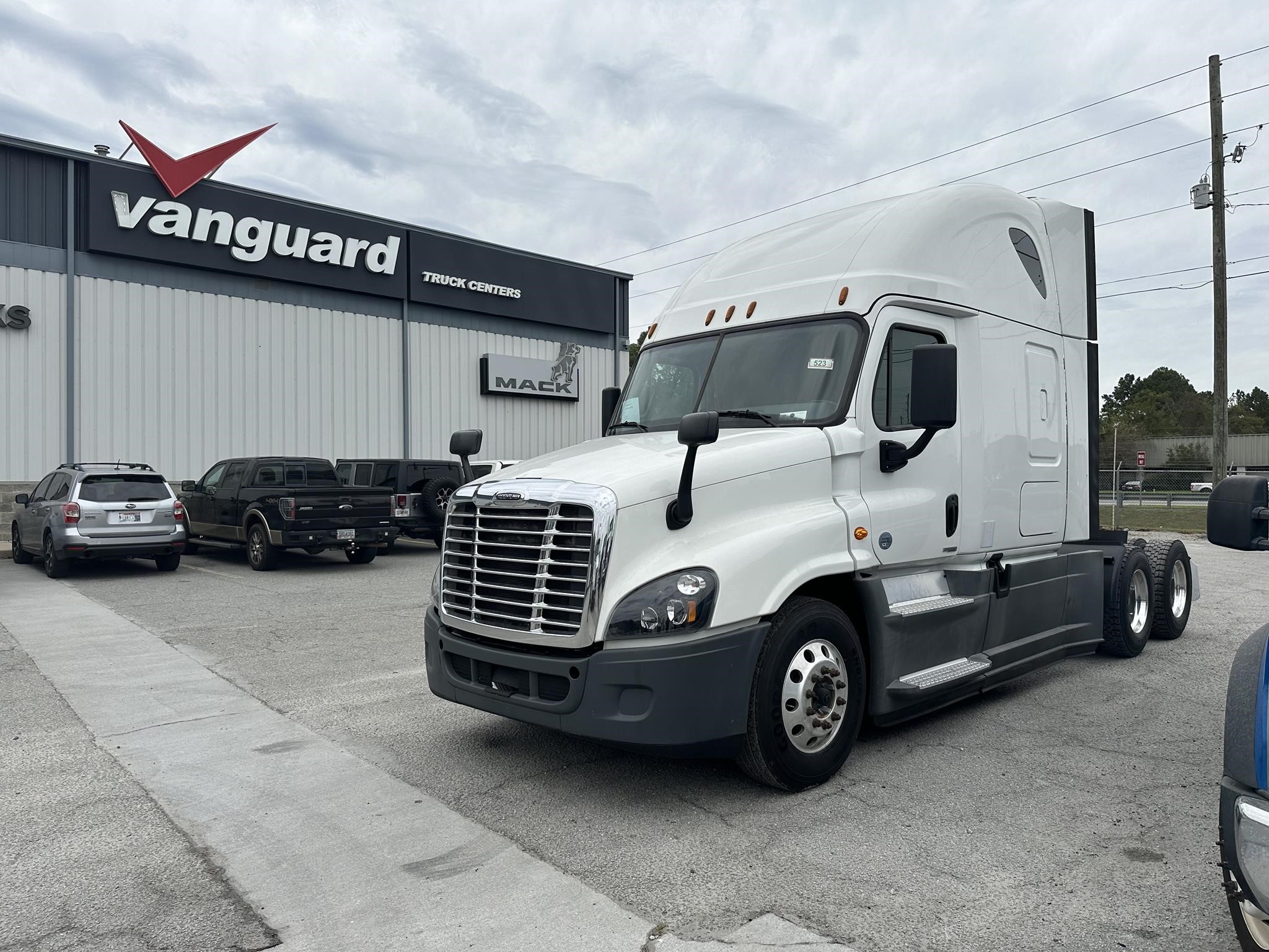 2019 FREIGHTLINER CASCADIA 125 - image 1 of 6