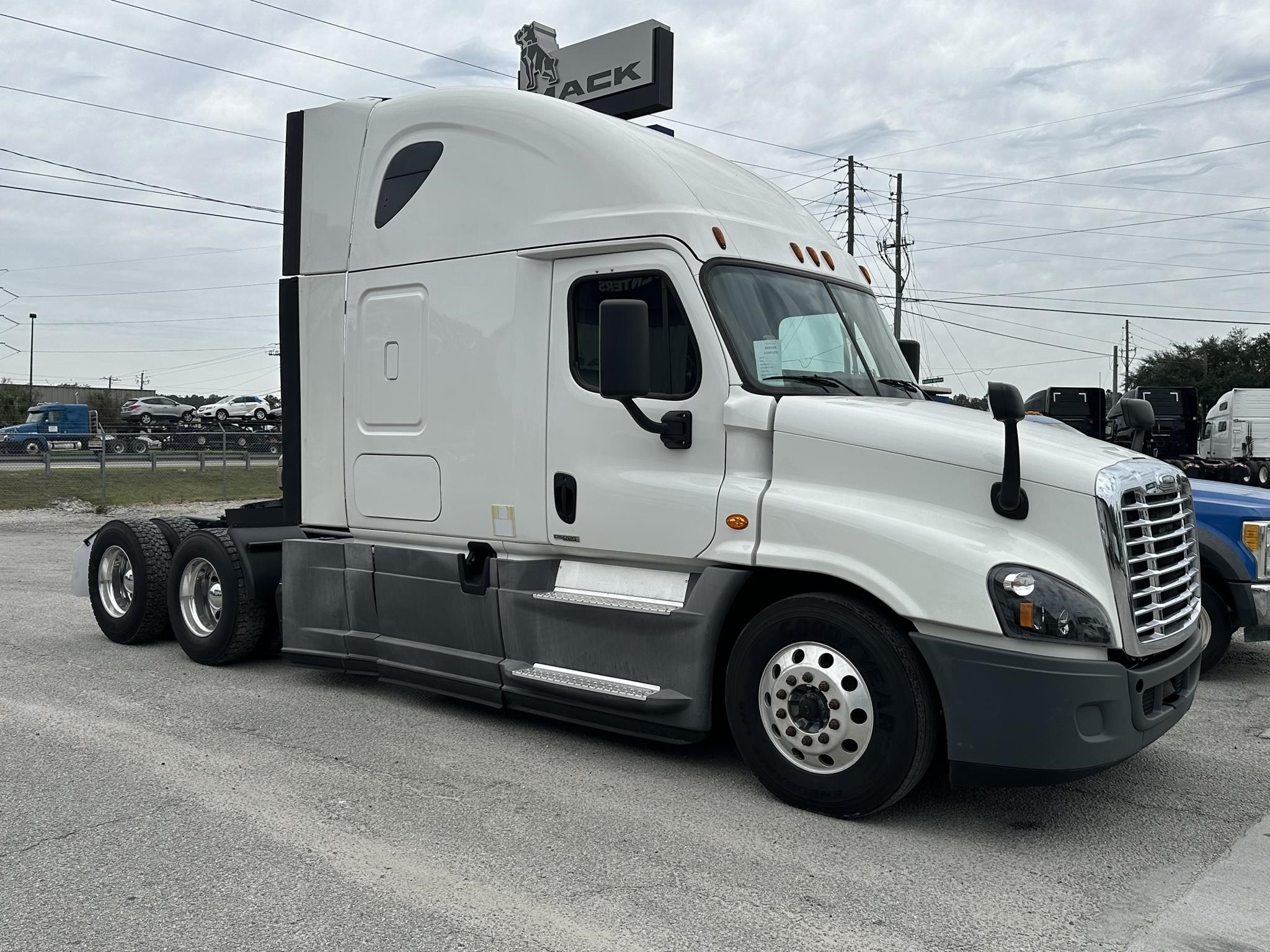 2019 FREIGHTLINER CASCADIA 125 - image 3 of 6