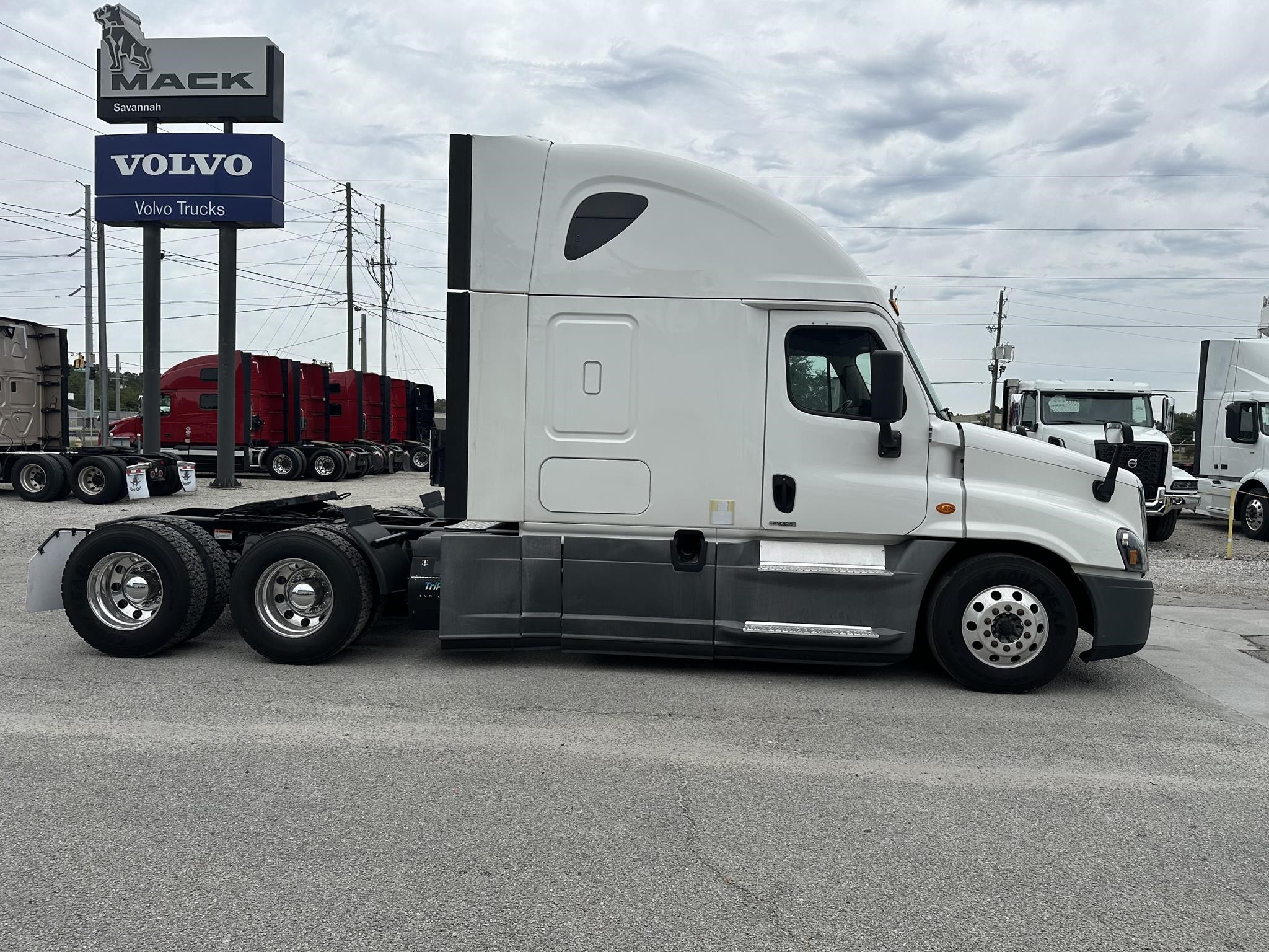 2019 FREIGHTLINER CASCADIA 125 - image 4 of 6