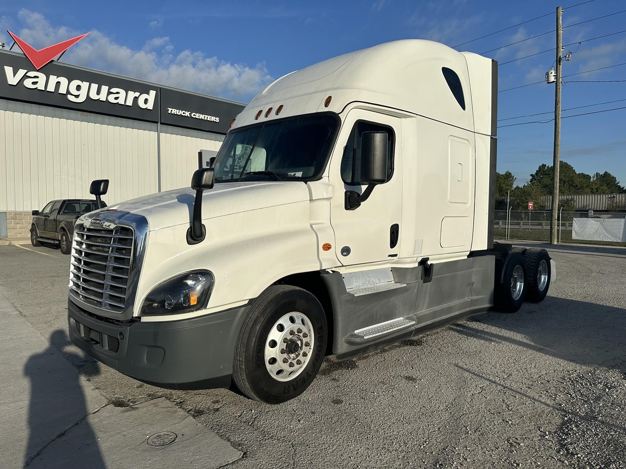 2019 FREIGHTLINER CASCADIA 125 - image 1 of 6