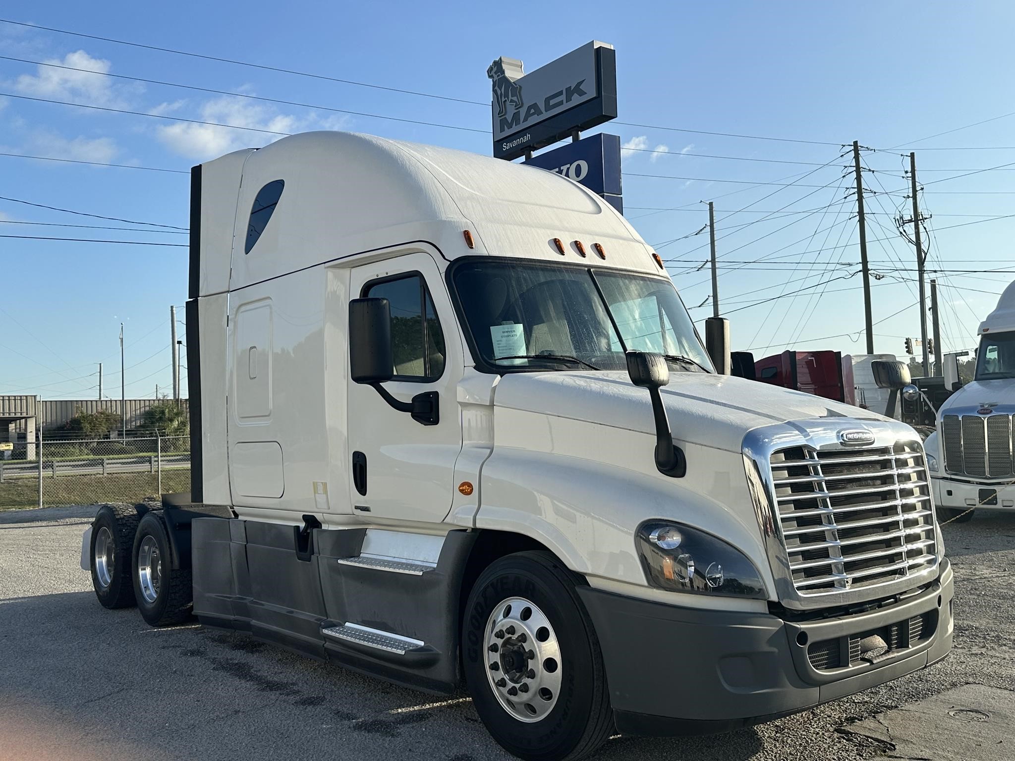 2019 FREIGHTLINER CASCADIA 125 - image 3 of 6