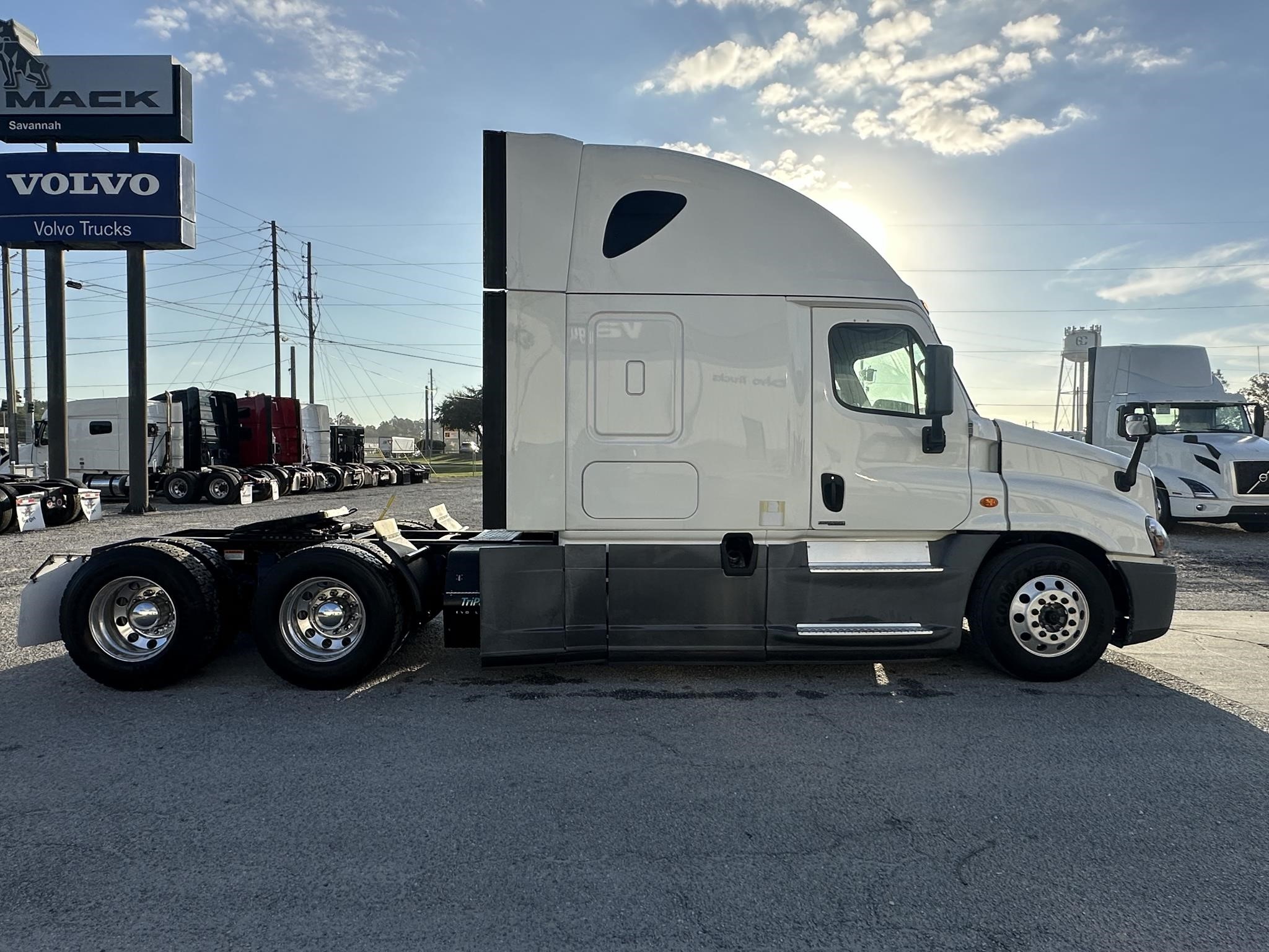 2019 FREIGHTLINER CASCADIA 125 - image 4 of 6