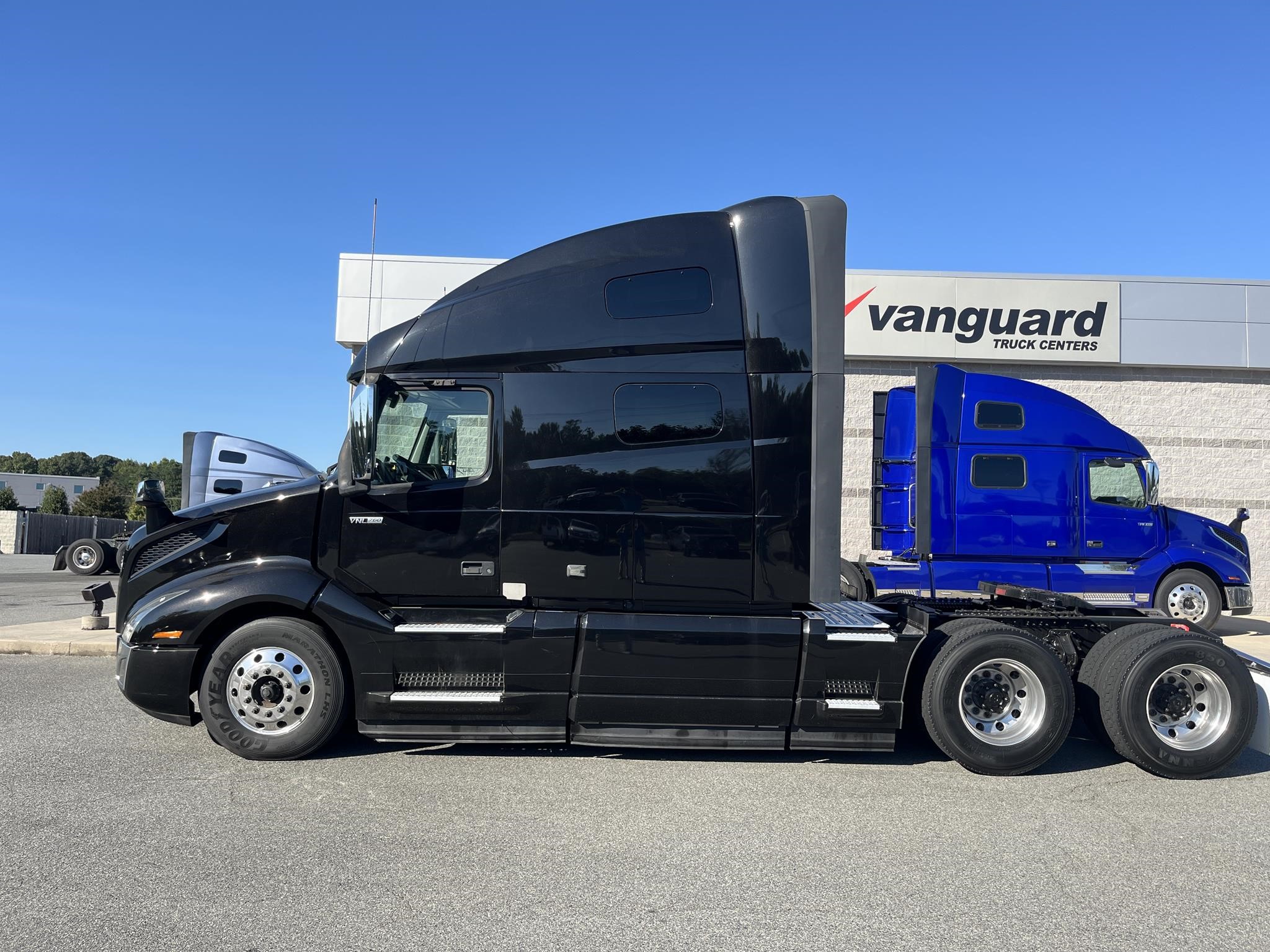 2019 VOLVO VNL64T760 - image 2 of 6