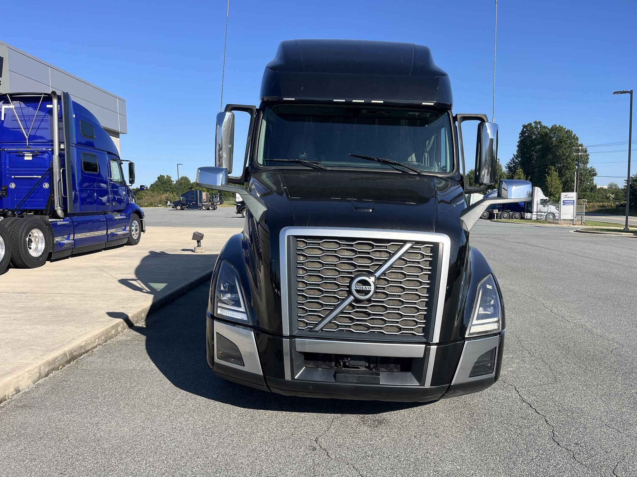 2019 VOLVO VNL64T760 - image 3 of 6