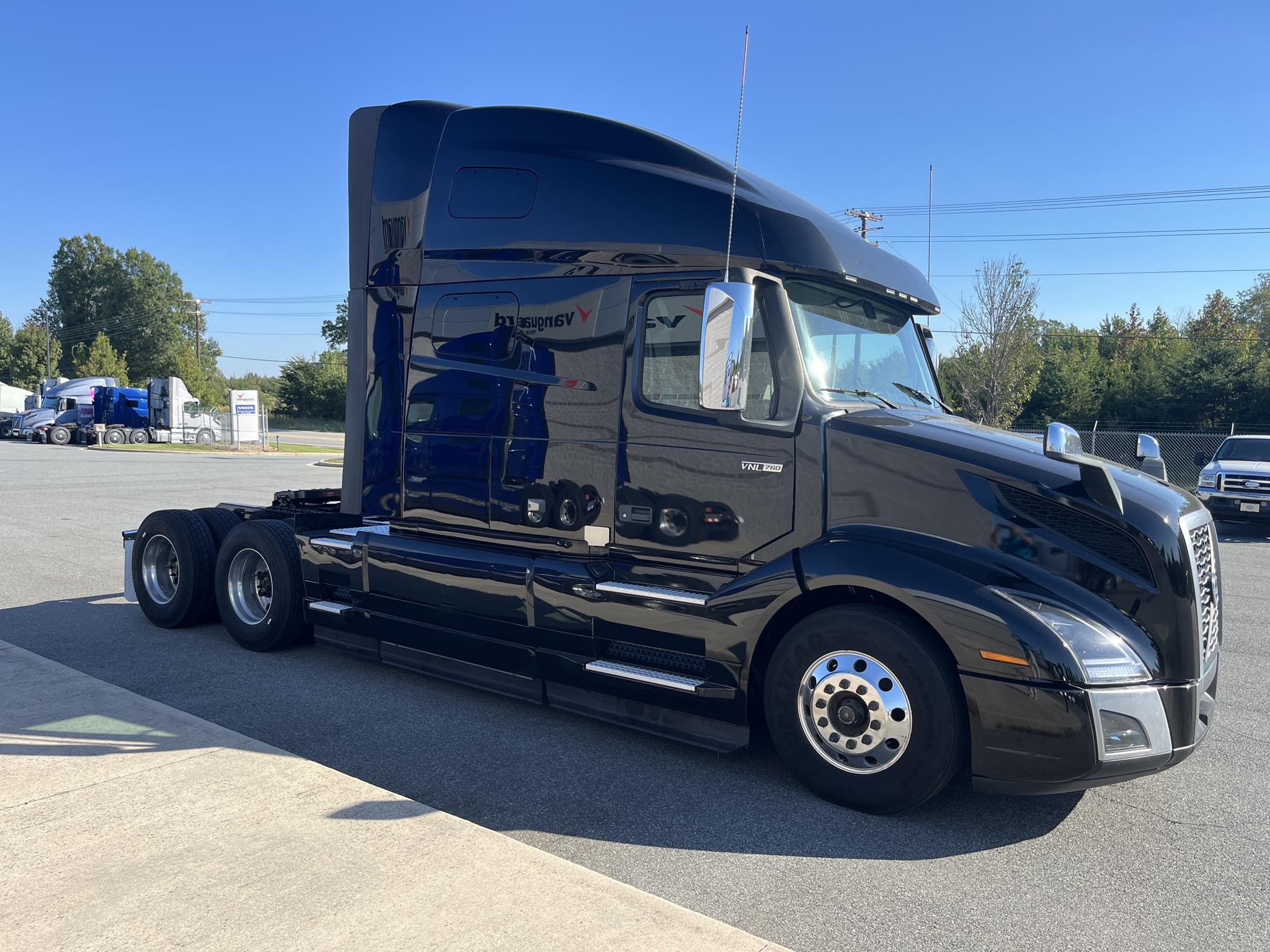 2019 VOLVO VNL64T760 - image 4 of 6