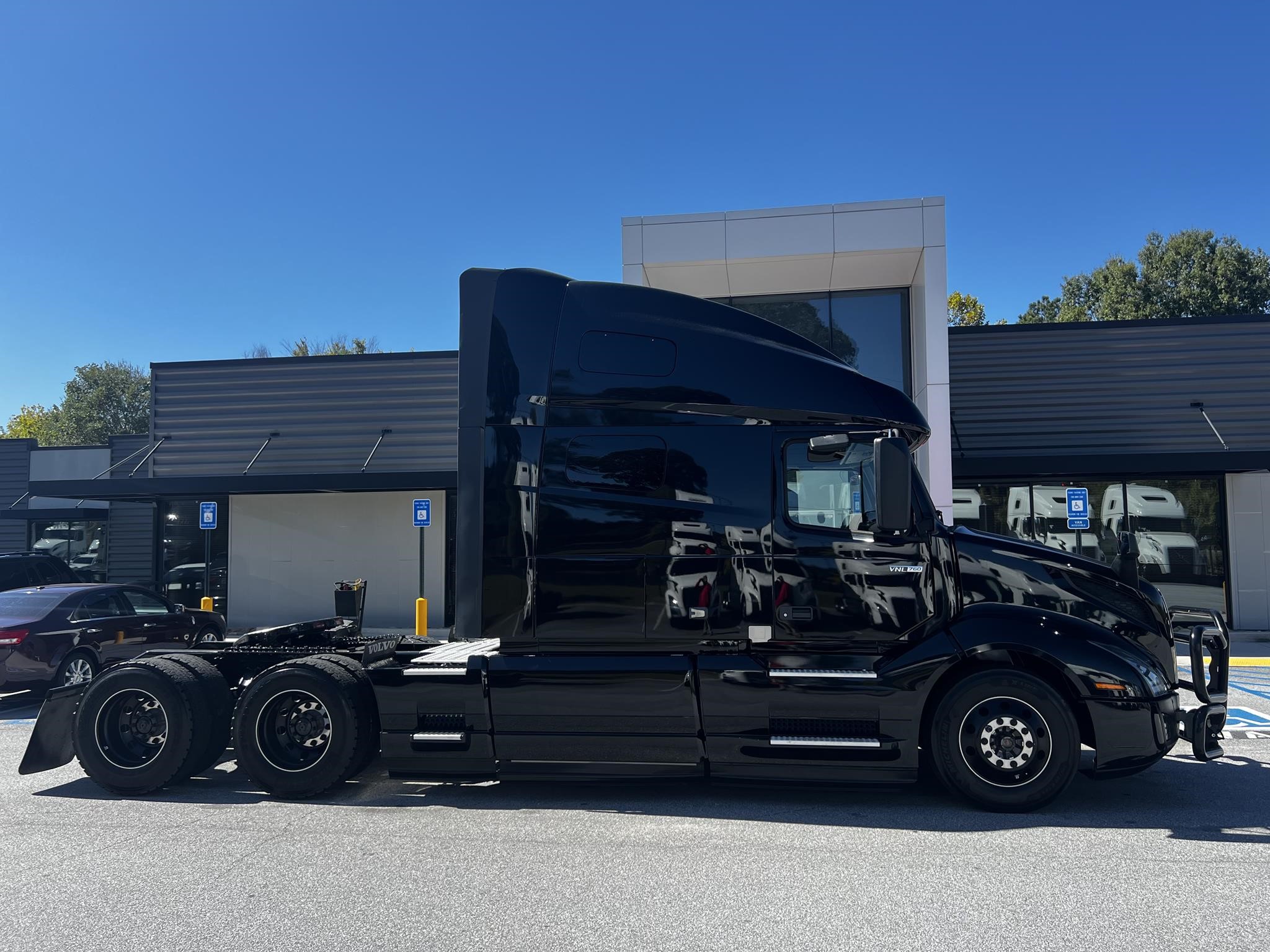 2020 VOLVO VNL64T760 - image 2 of 6