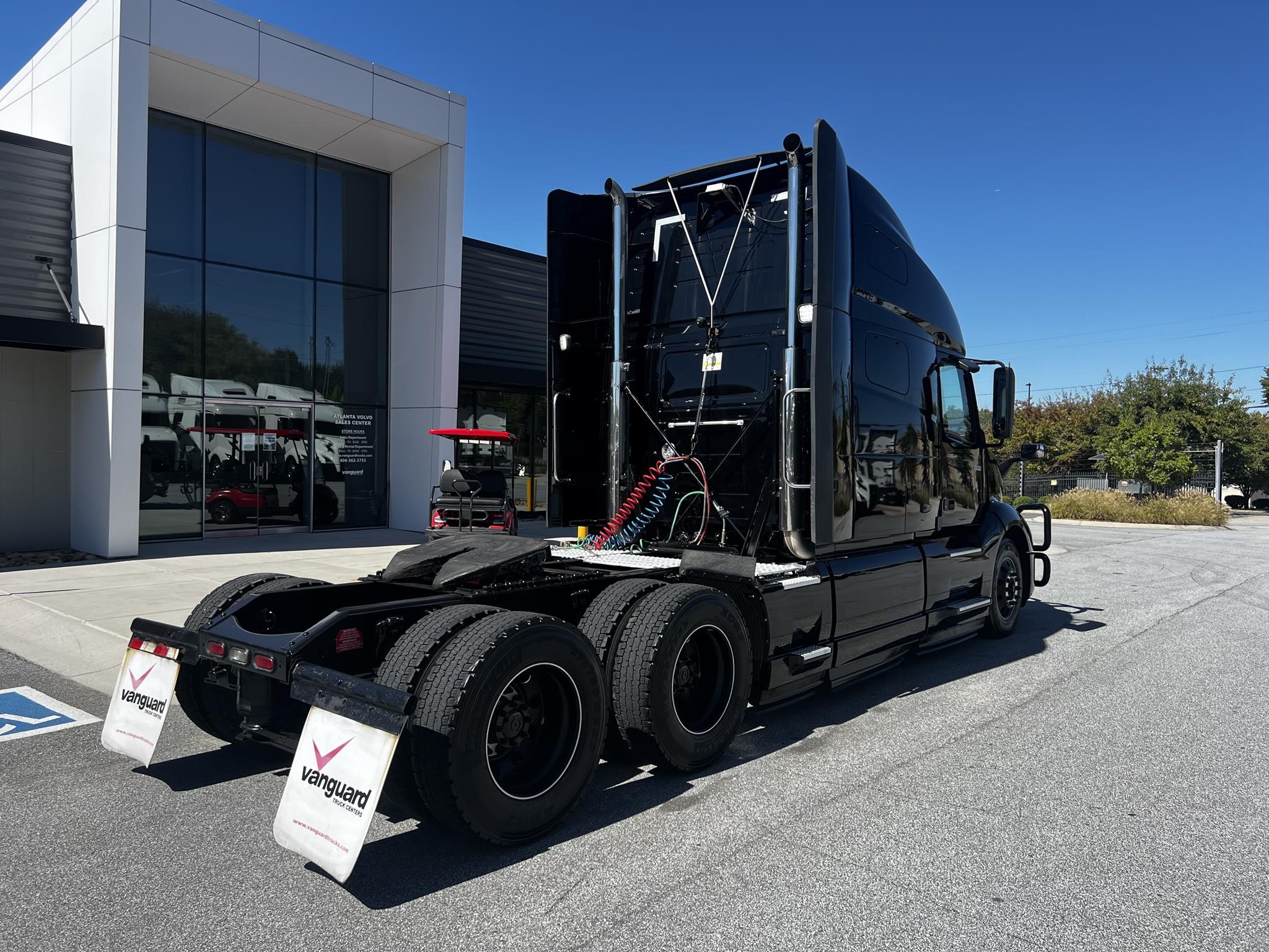 2020 VOLVO VNL64T760 - image 3 of 6