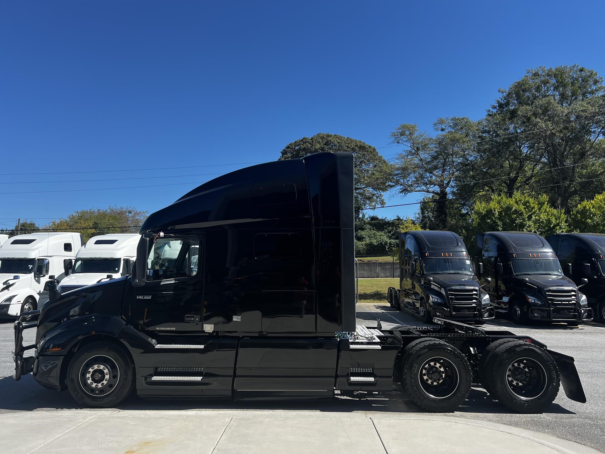 2020 VOLVO VNL64T760 - image 5 of 6