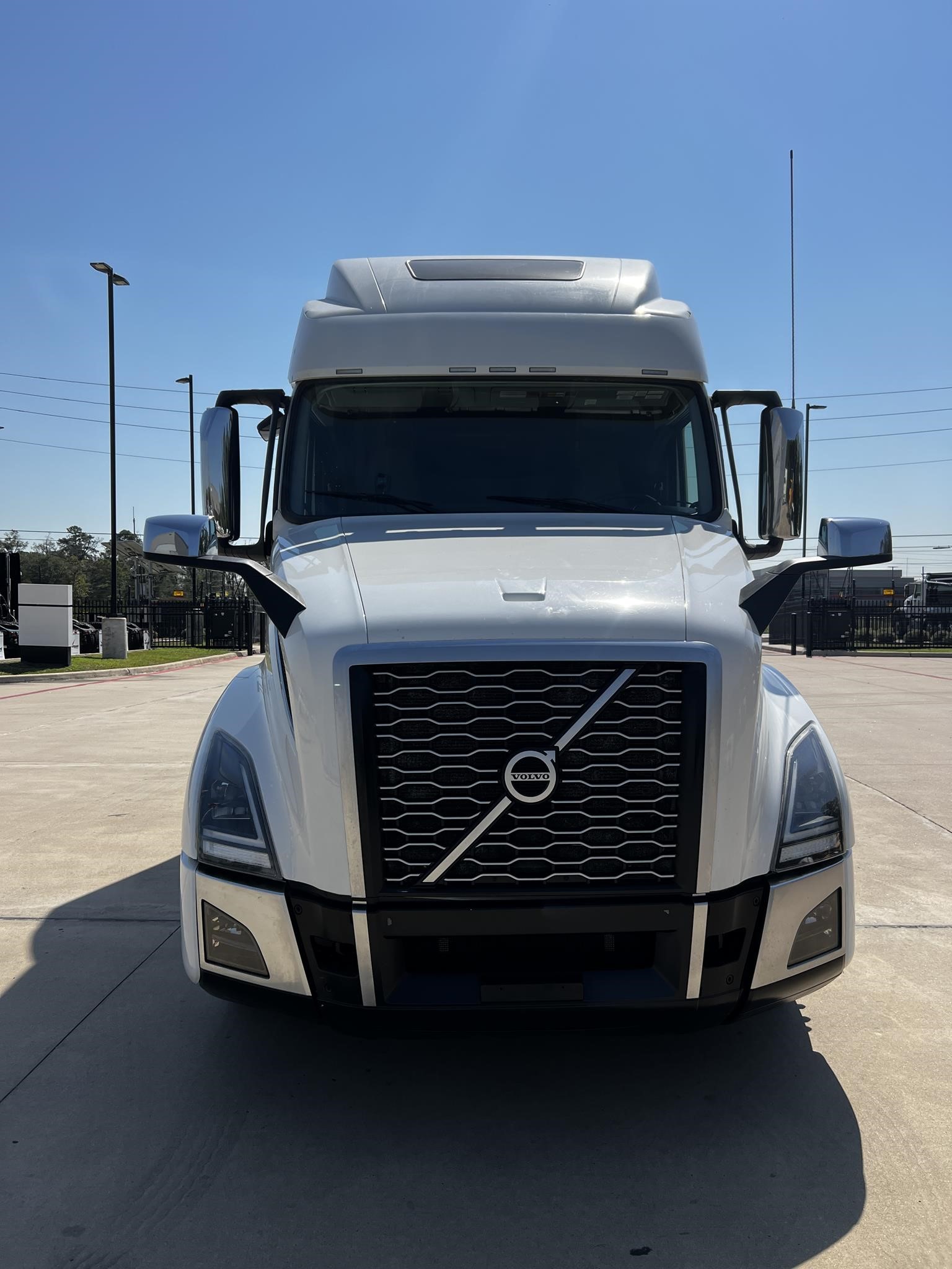 2022 VOLVO VNL64T860 - image 2 of 6