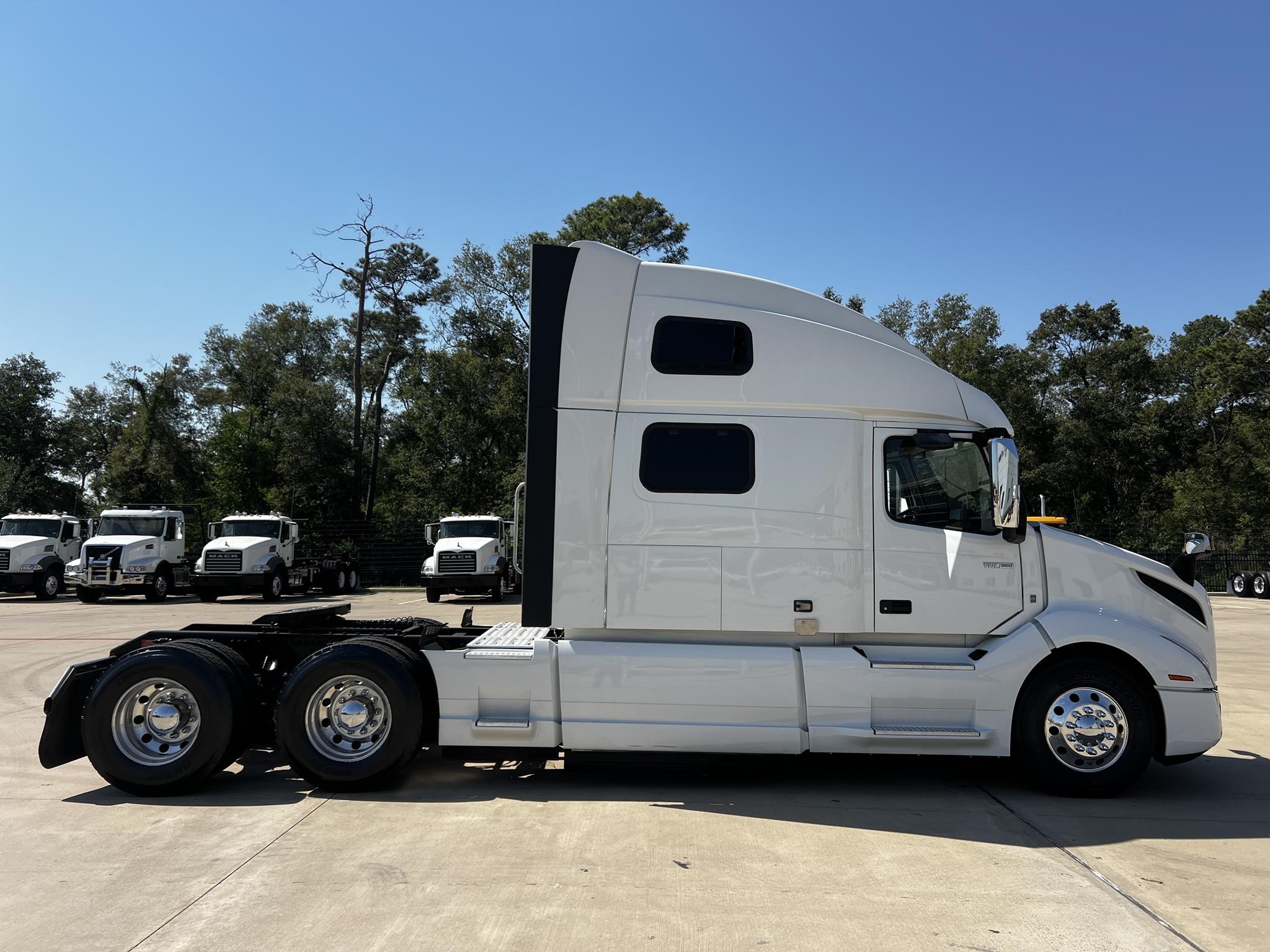 2022 VOLVO VNL64T860 - image 4 of 6