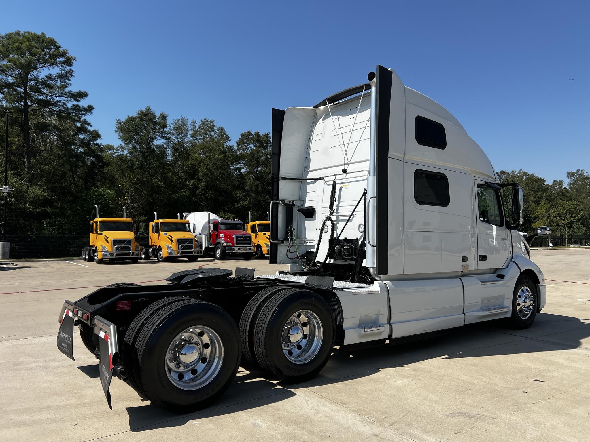 2022 VOLVO VNL64T860 - image 5 of 6