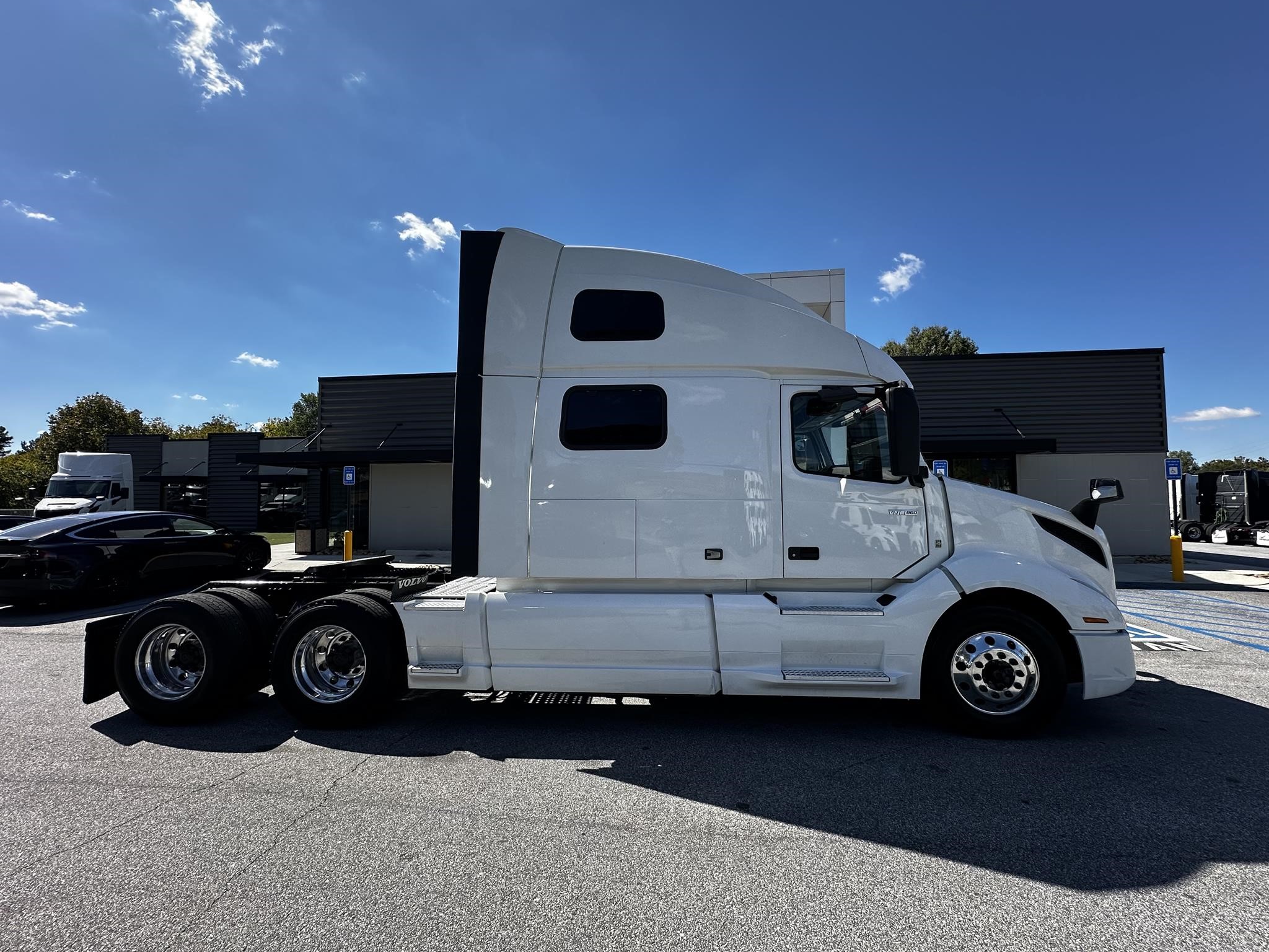 2022 VOLVO VNL64T860 - image 2 of 6