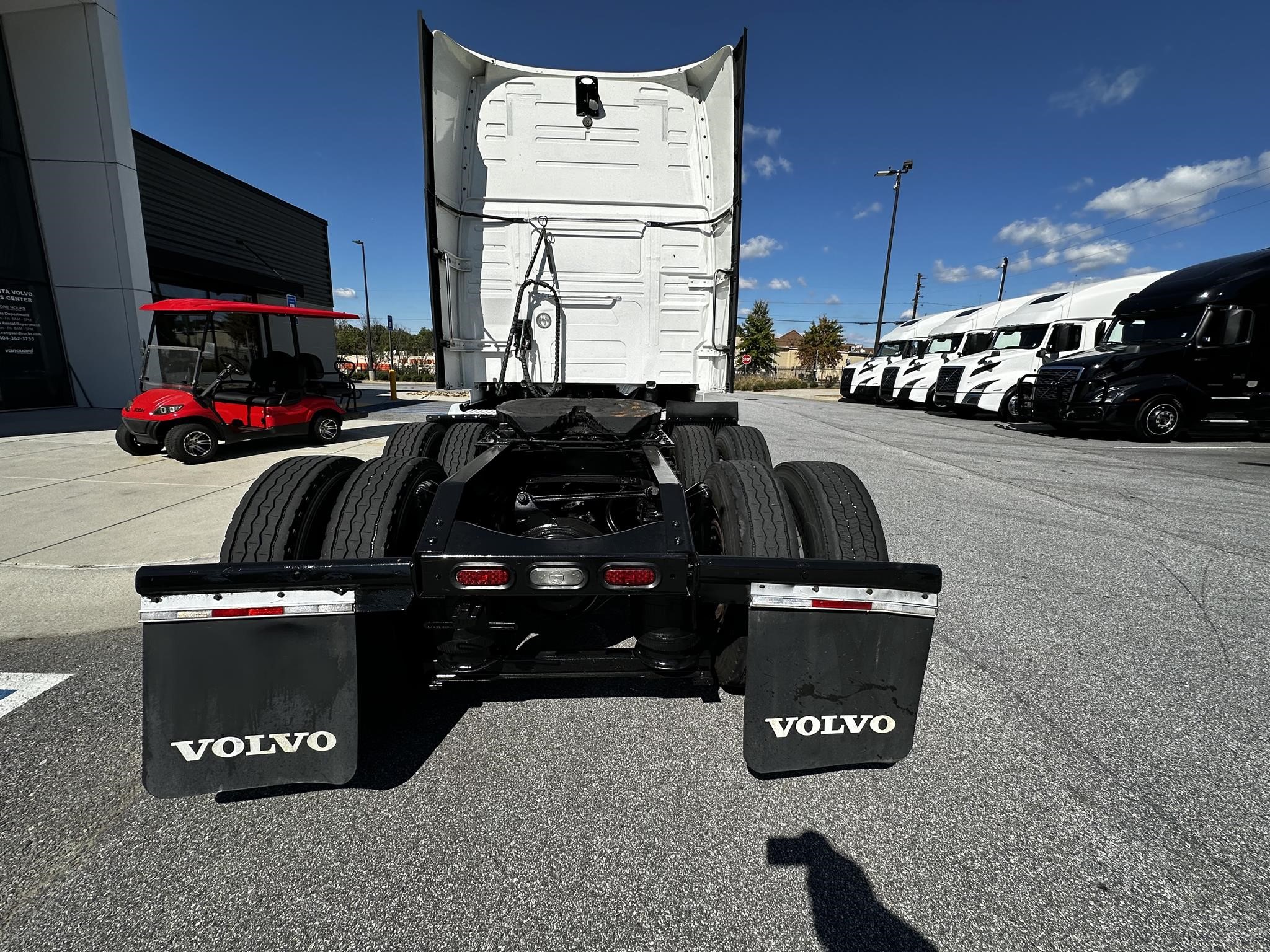 2022 VOLVO VNL64T860 - image 4 of 6