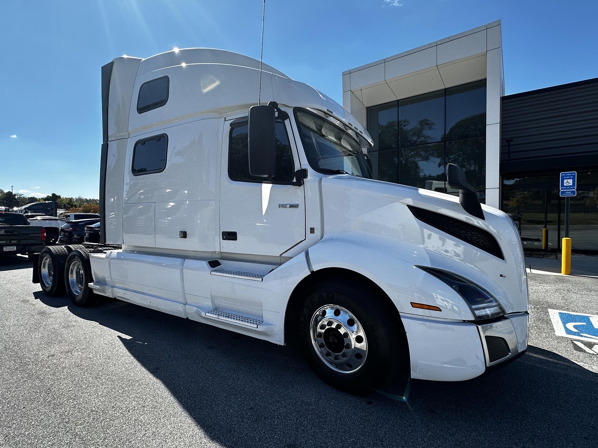 2022 VOLVO VNL64T860 - image 1 of 6