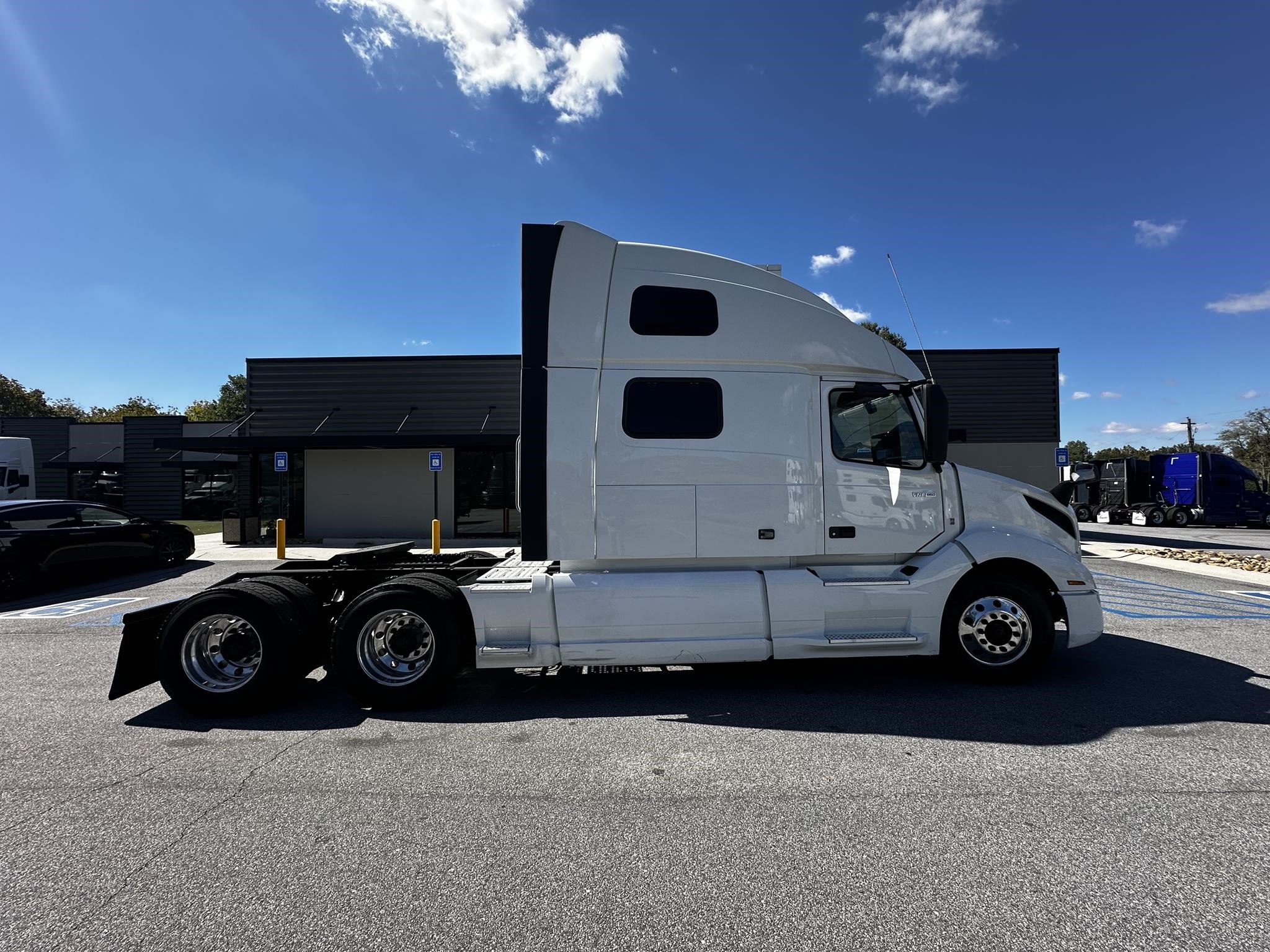 2022 VOLVO VNL64T860 - image 2 of 6