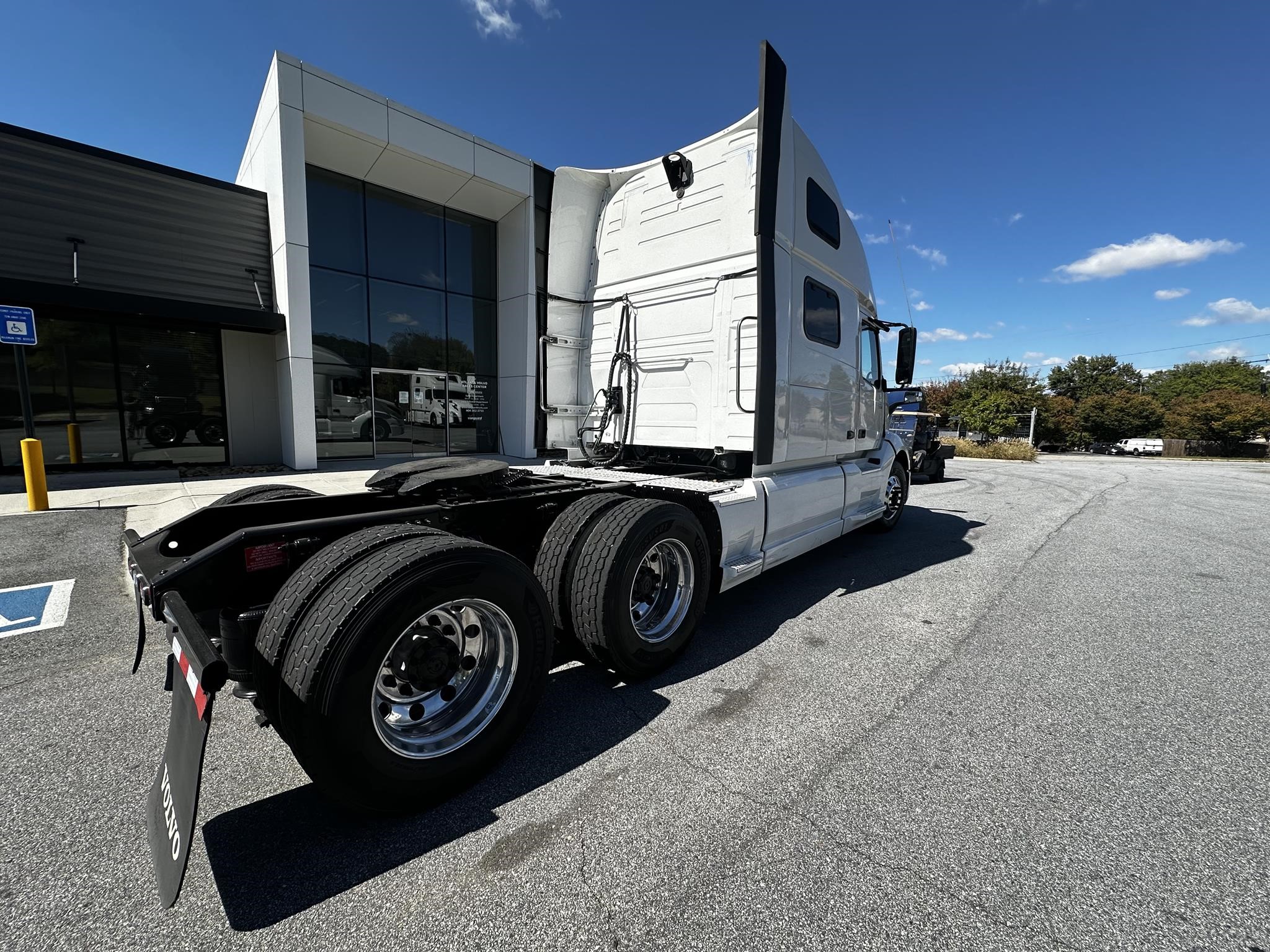 2022 VOLVO VNL64T860 - image 3 of 6