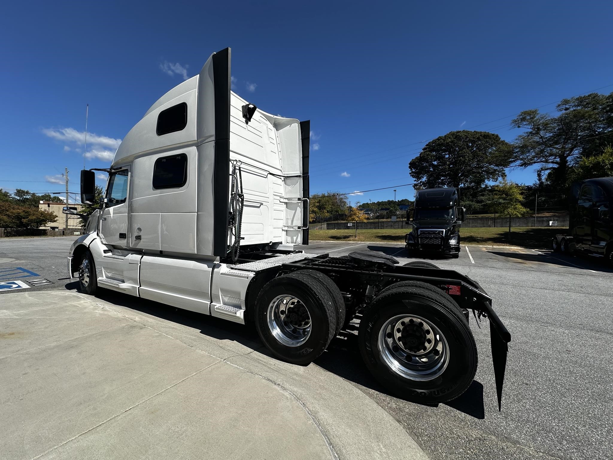 2022 VOLVO VNL64T860 - image 4 of 6