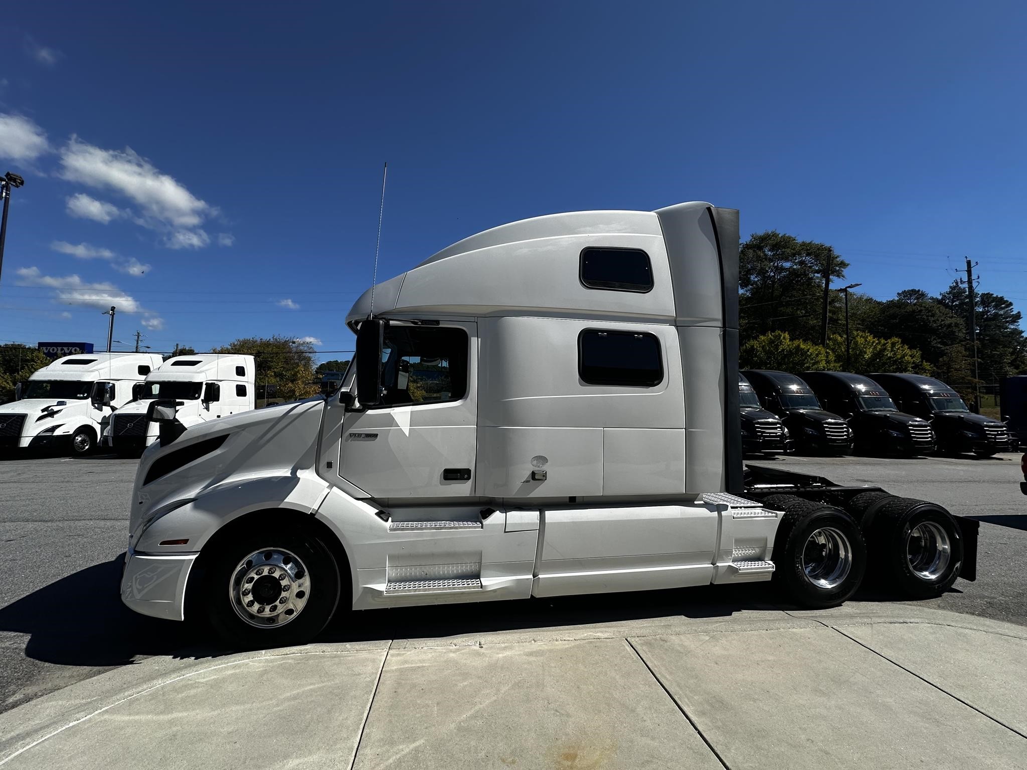 2022 VOLVO VNL64T860 - image 5 of 6