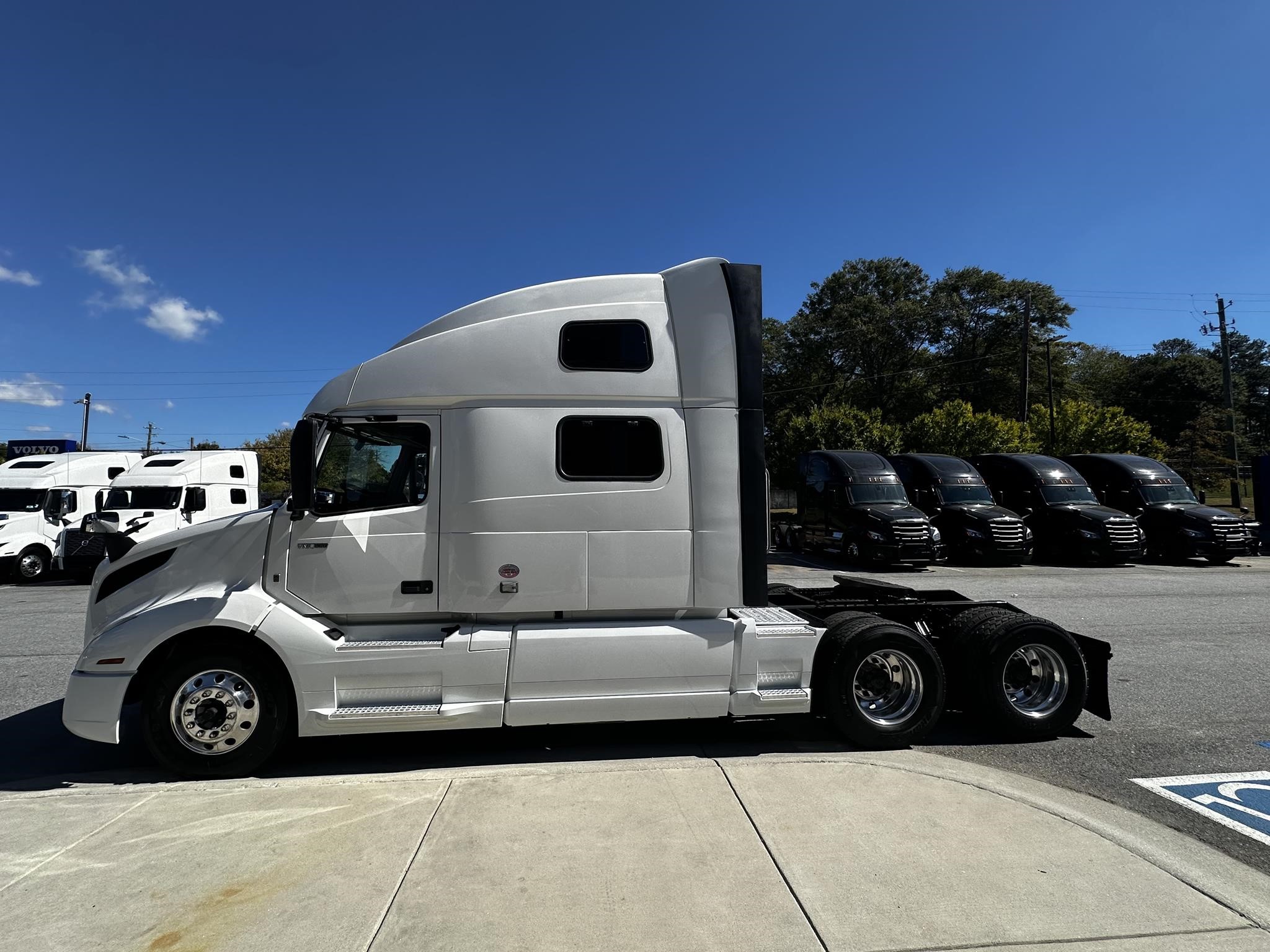 2022 VOLVO VNL64T860 - image 5 of 6