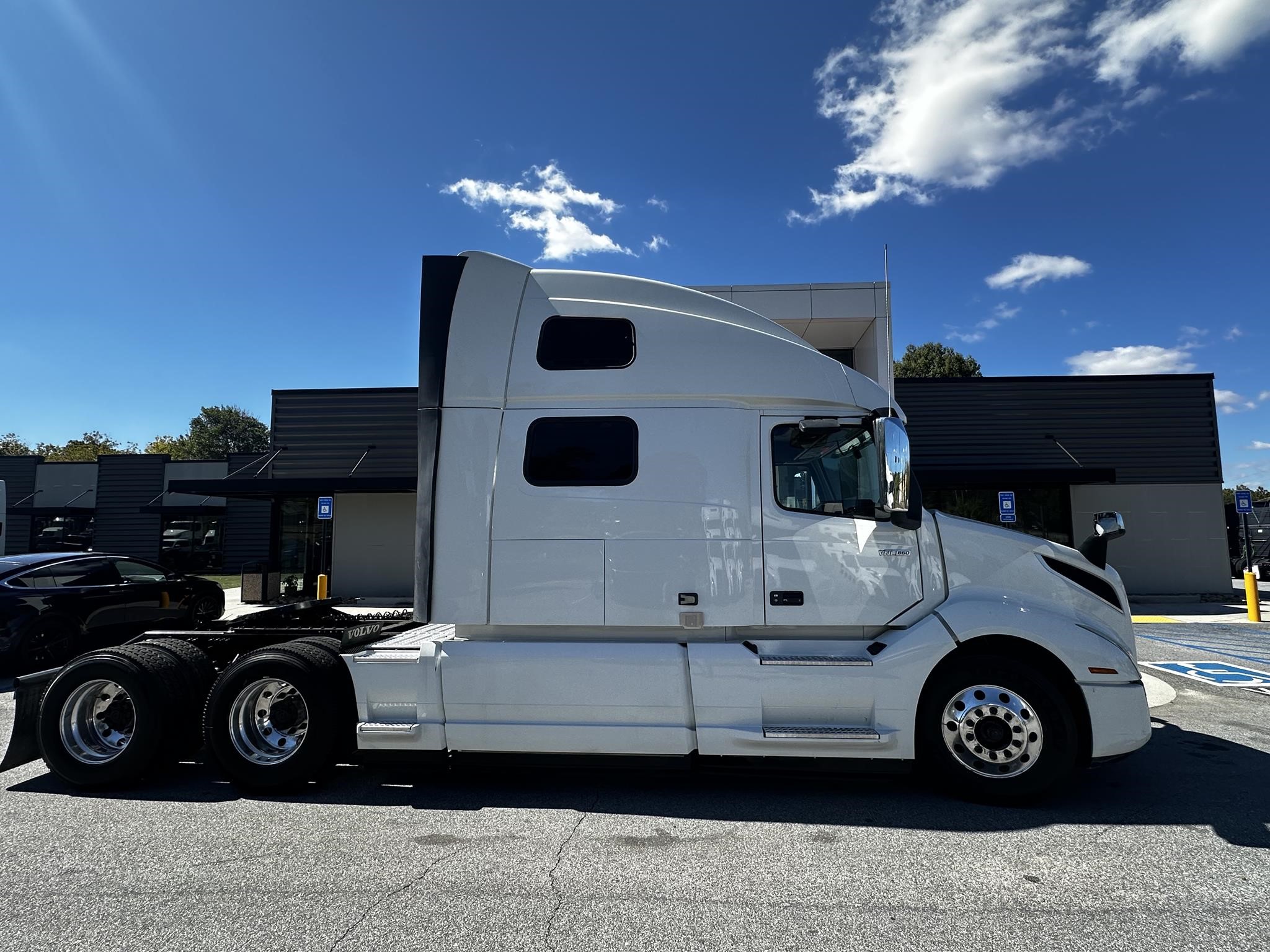 2023 VOLVO VNL64T860 - image 2 of 6