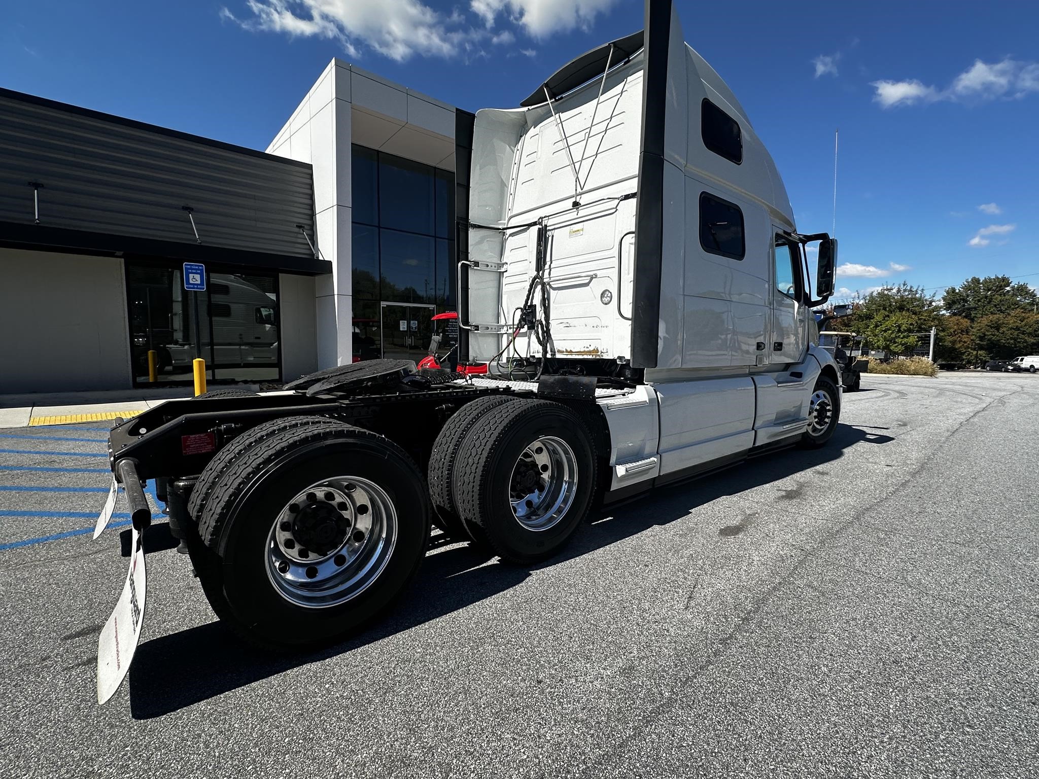 2023 VOLVO VNL64T860 - image 3 of 6