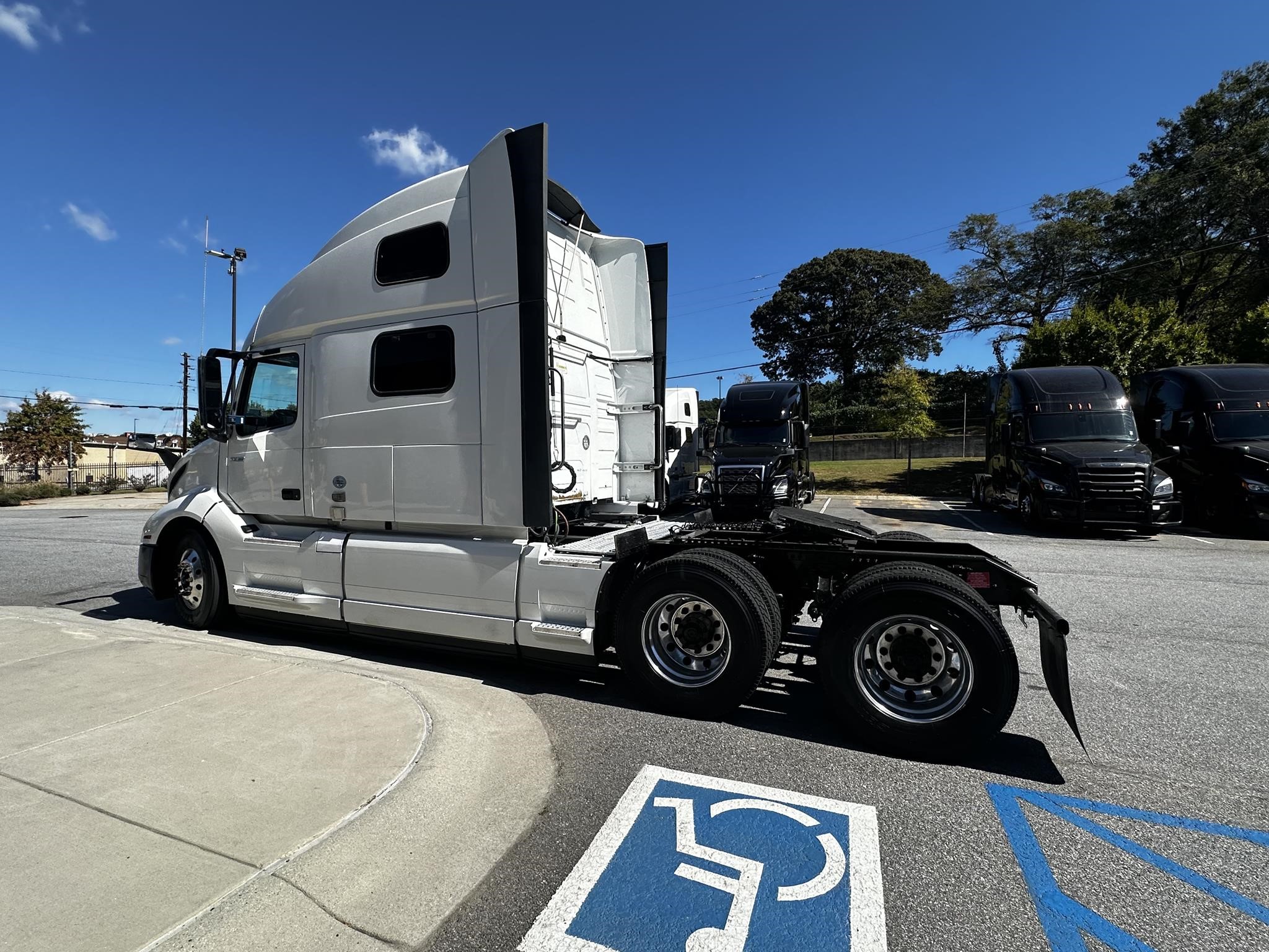 2023 VOLVO VNL64T860 - image 4 of 6