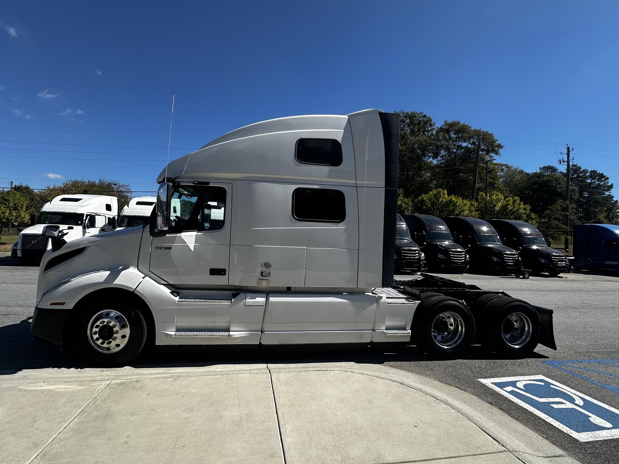 2023 VOLVO VNL64T860 - image 5 of 6