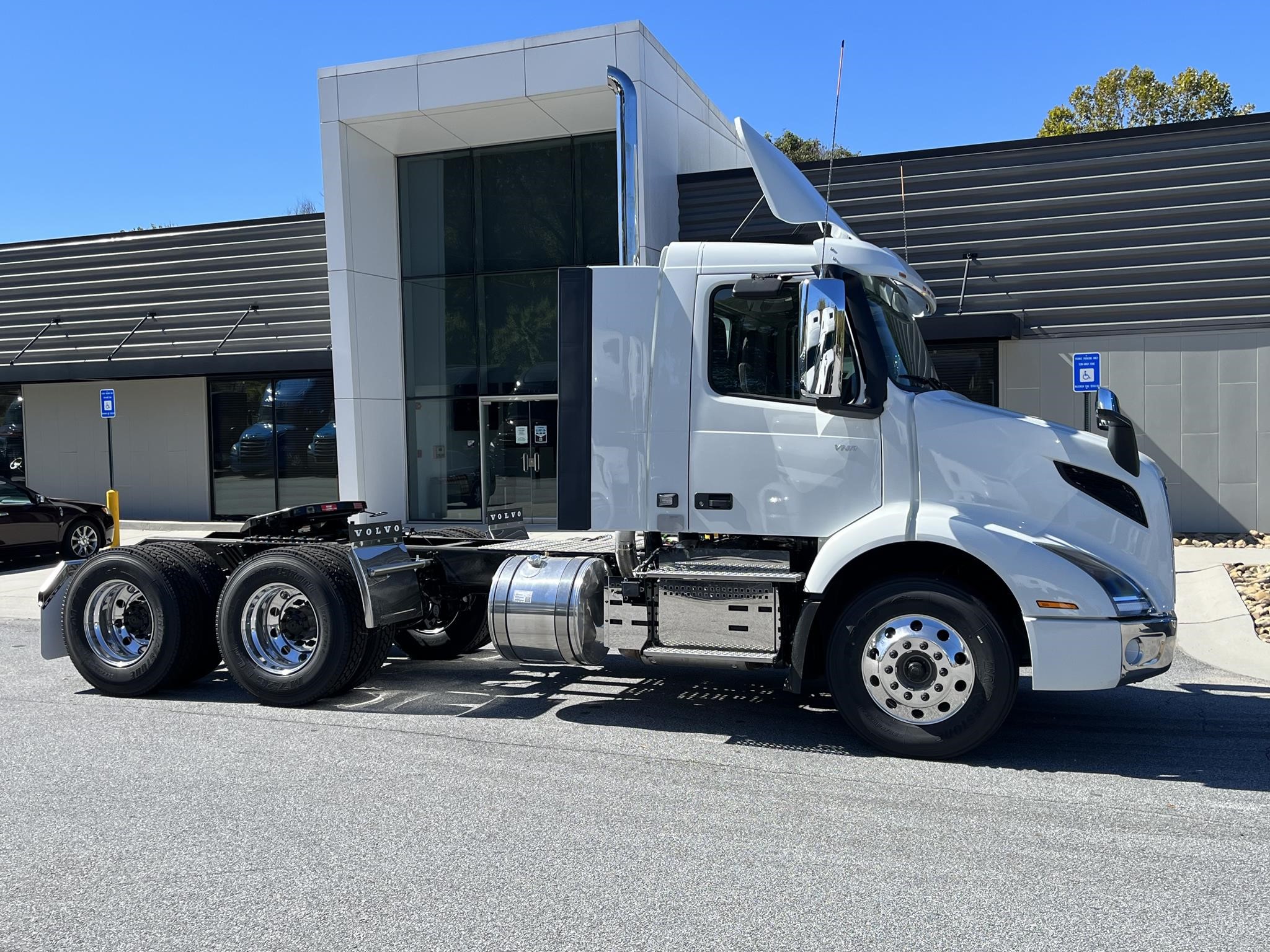 2025 VOLVO VNR64T300 - image 2 of 6