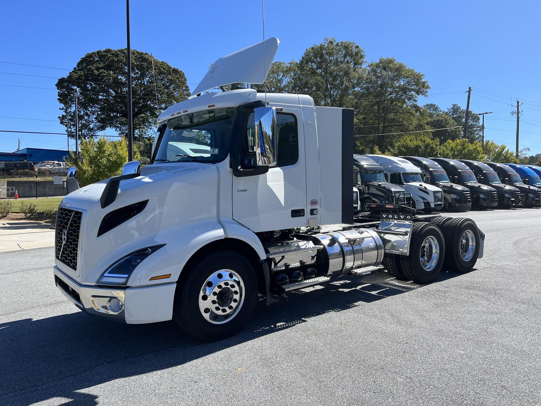 2025 VOLVO VNR64T300 - image 3 of 6