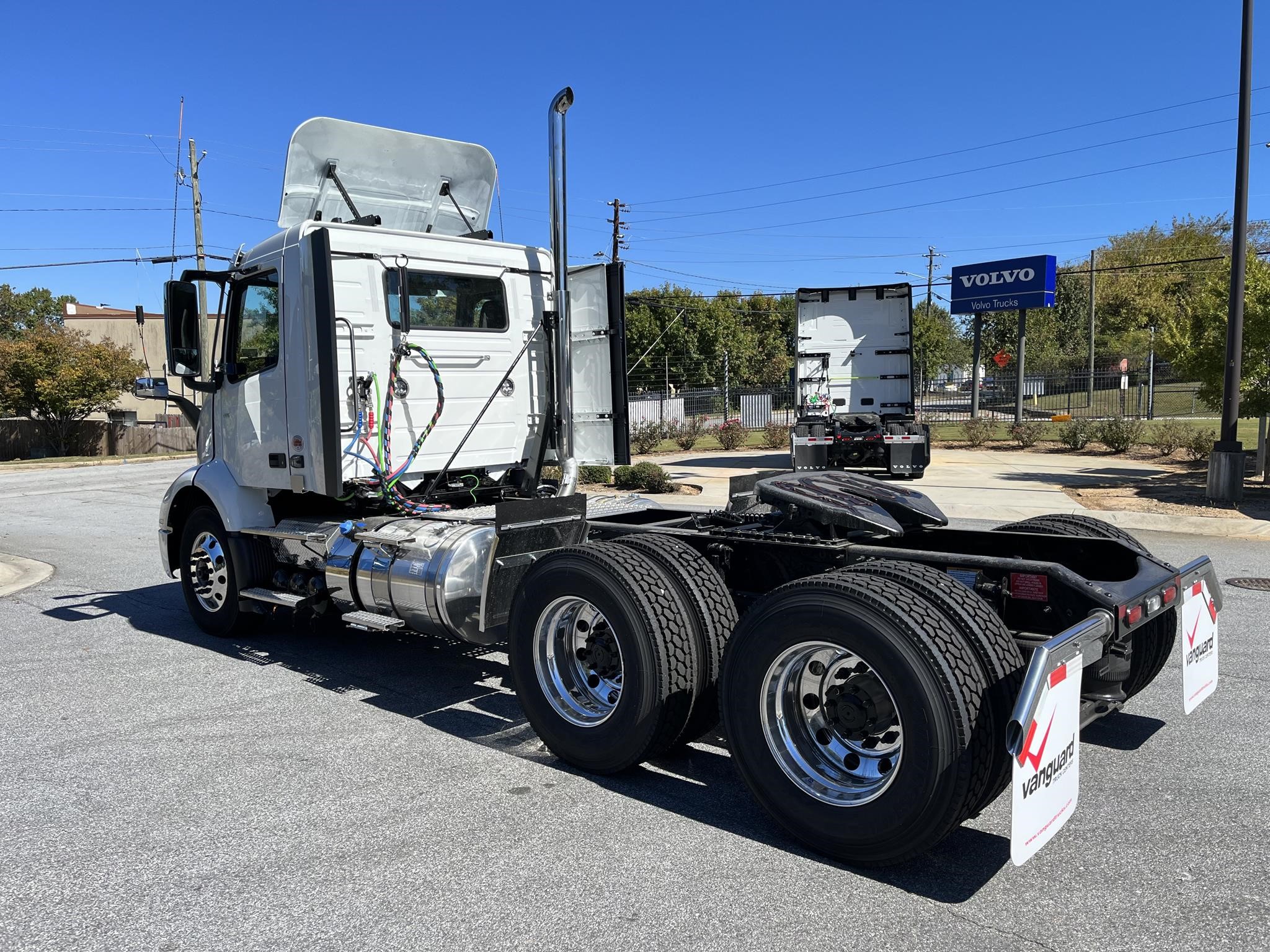 2025 VOLVO VNR64T300 - image 4 of 6