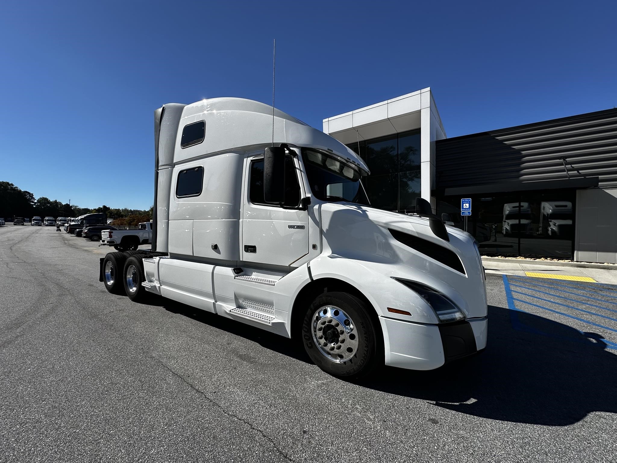 2022 VOLVO VNL64T860 - image 1 of 6