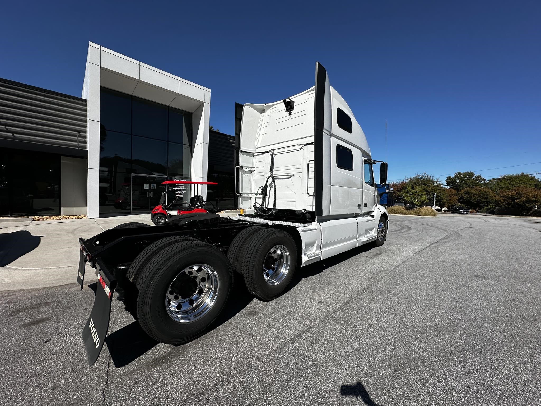 2022 VOLVO VNL64T860 - image 3 of 6