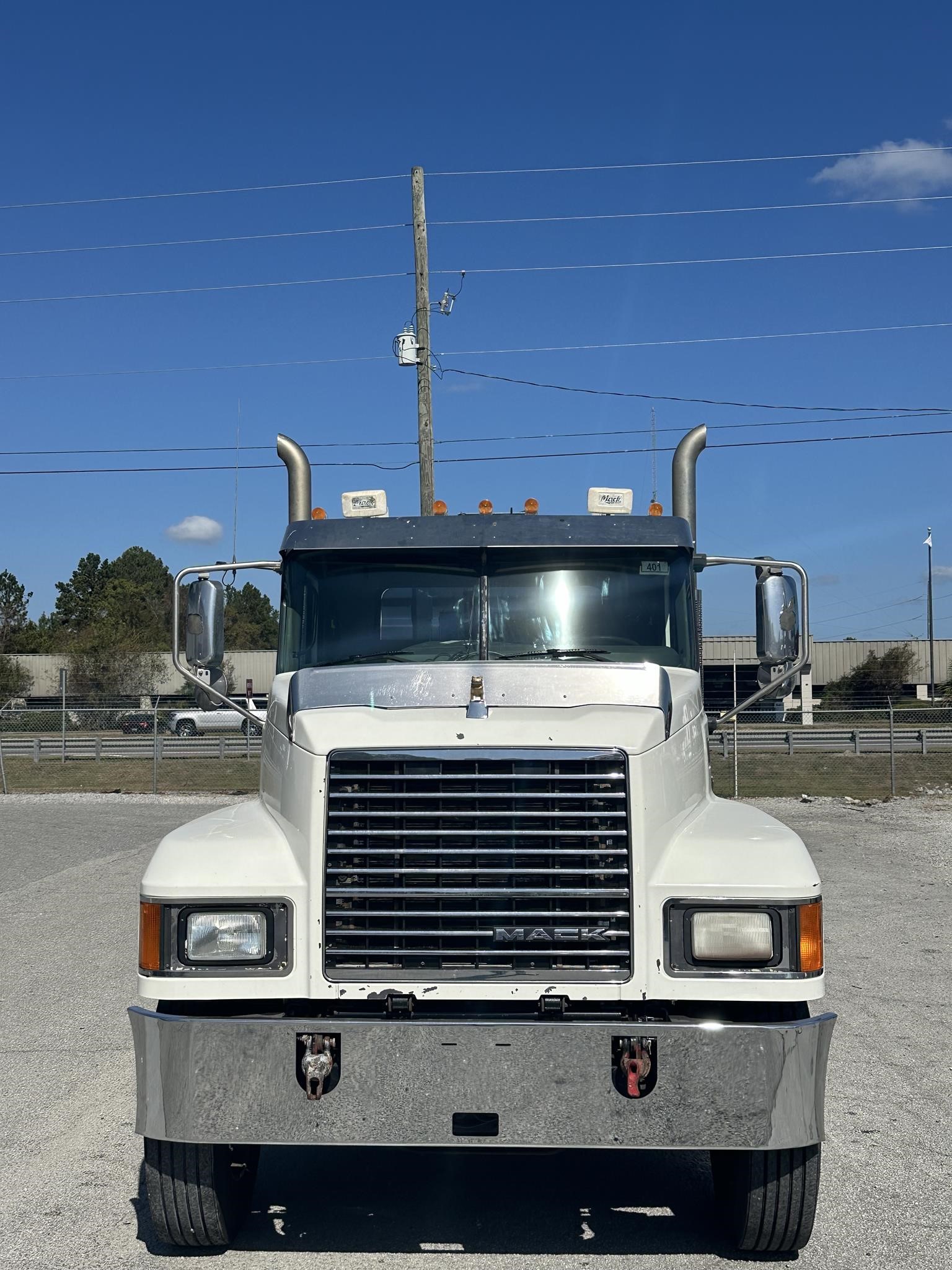 2018 MACK PINNACLE CHU613 - image 2 of 6