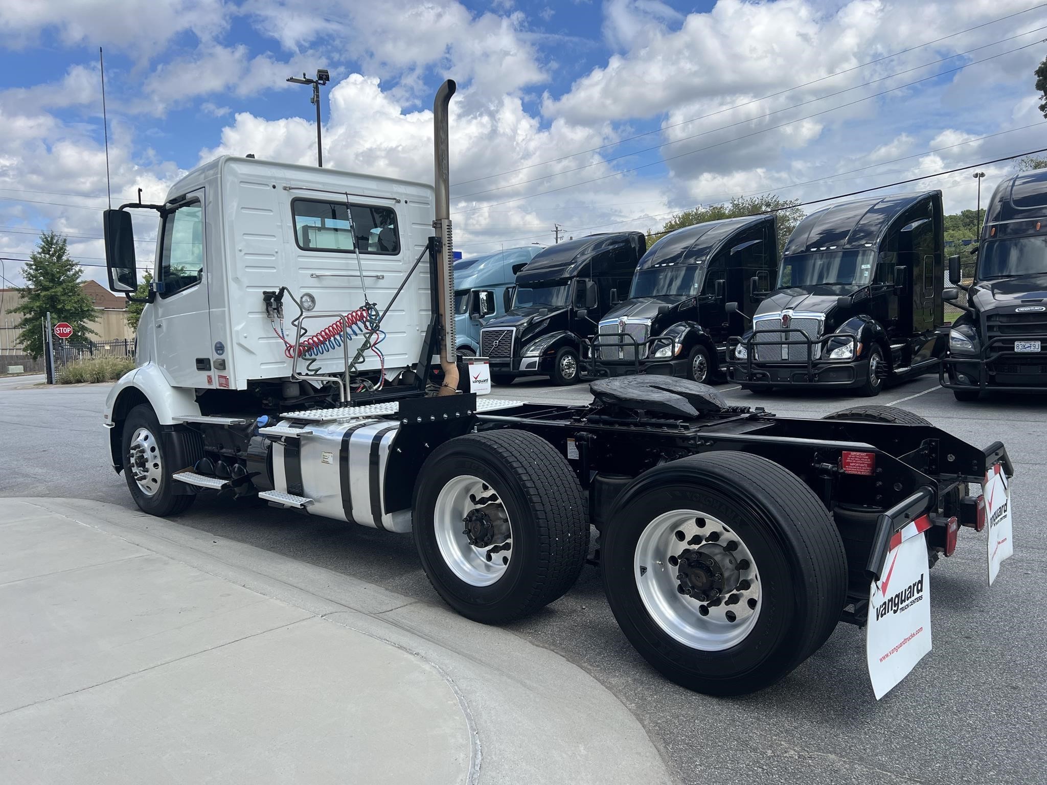 2020 VOLVO VNR64T300 - image 3 of 6