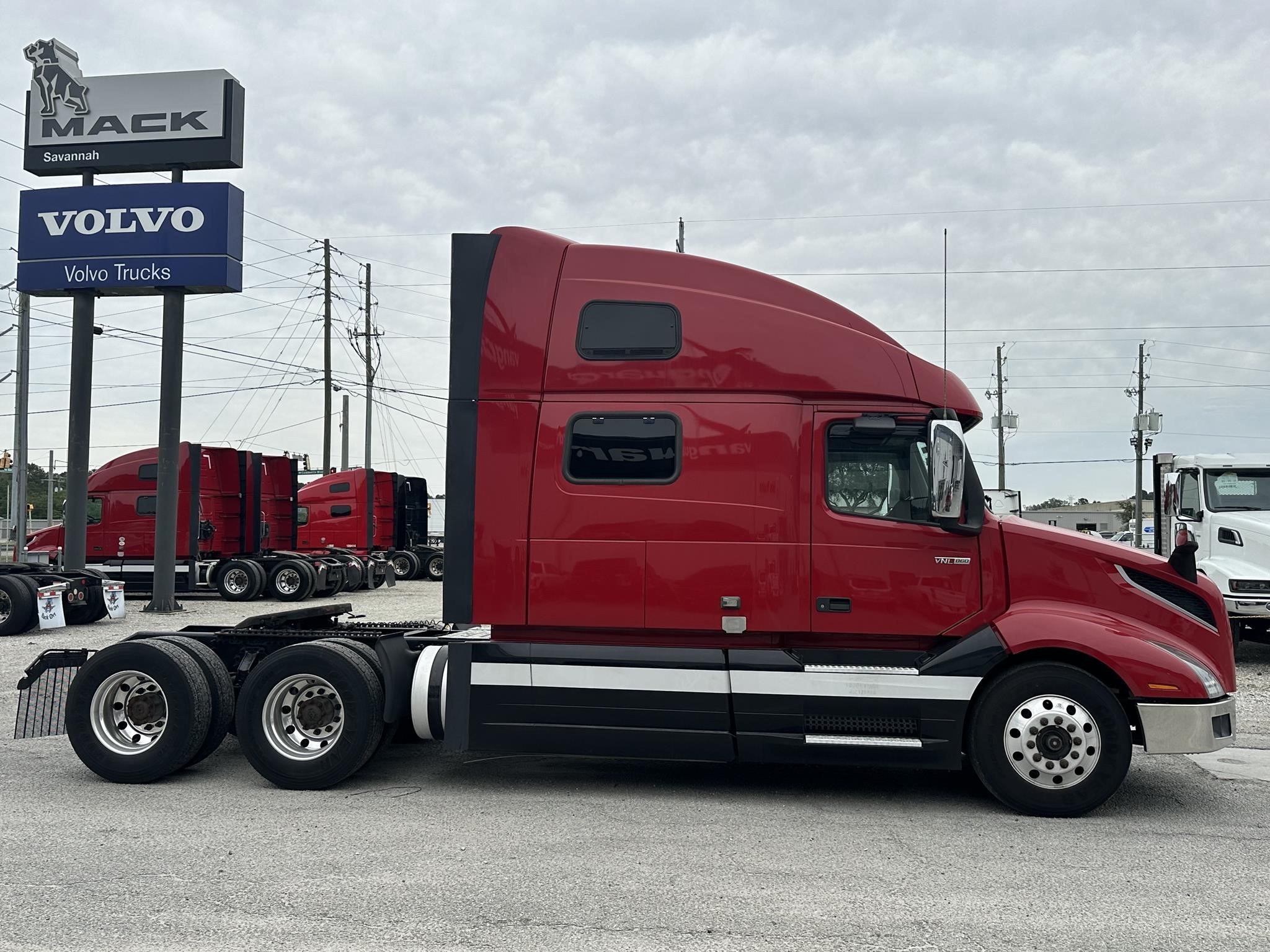 2019 VOLVO VNL64T860 - image 4 of 6