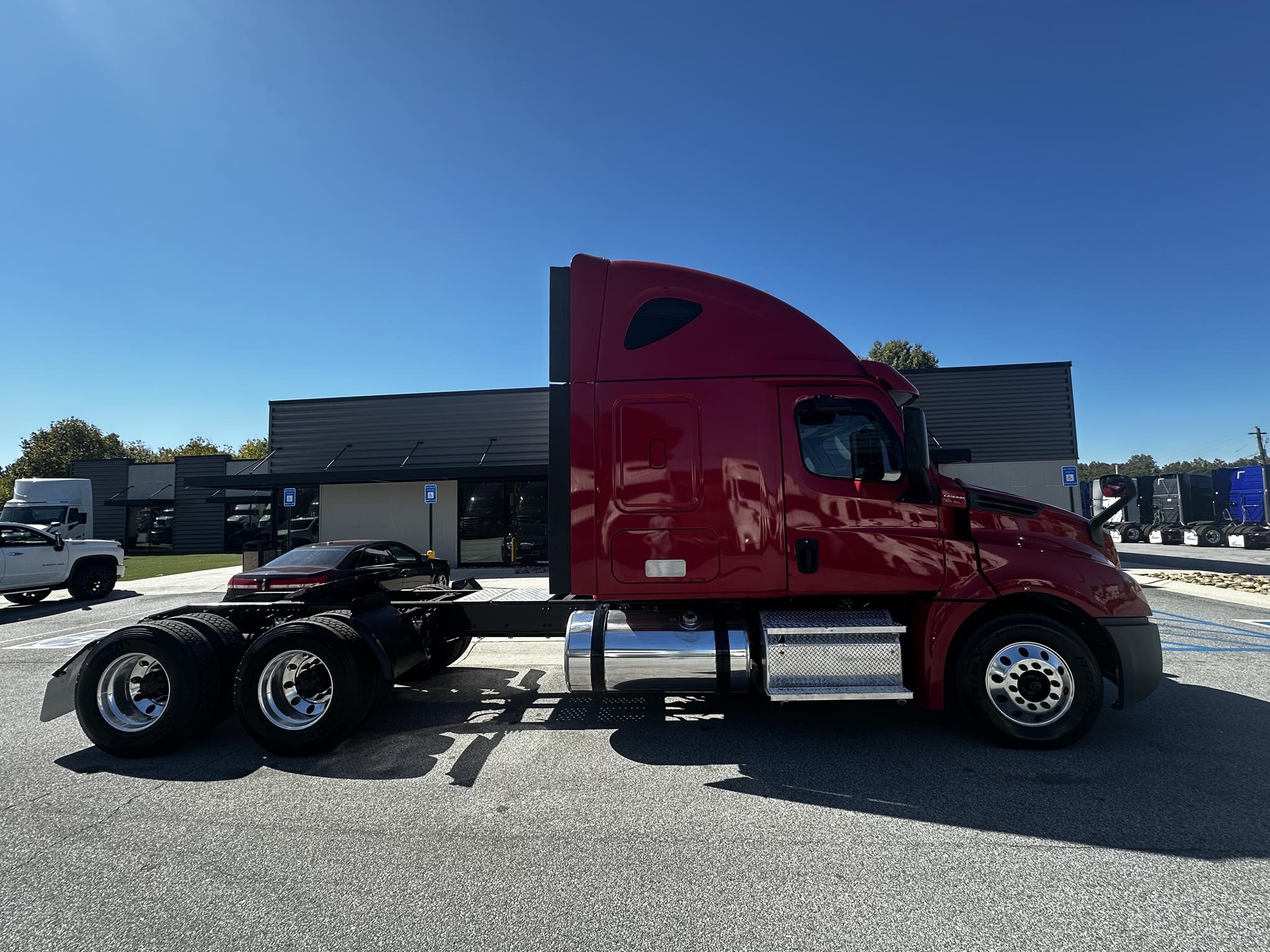 2020 FREIGHTLINER CASCADIA 126 - image 2 of 6