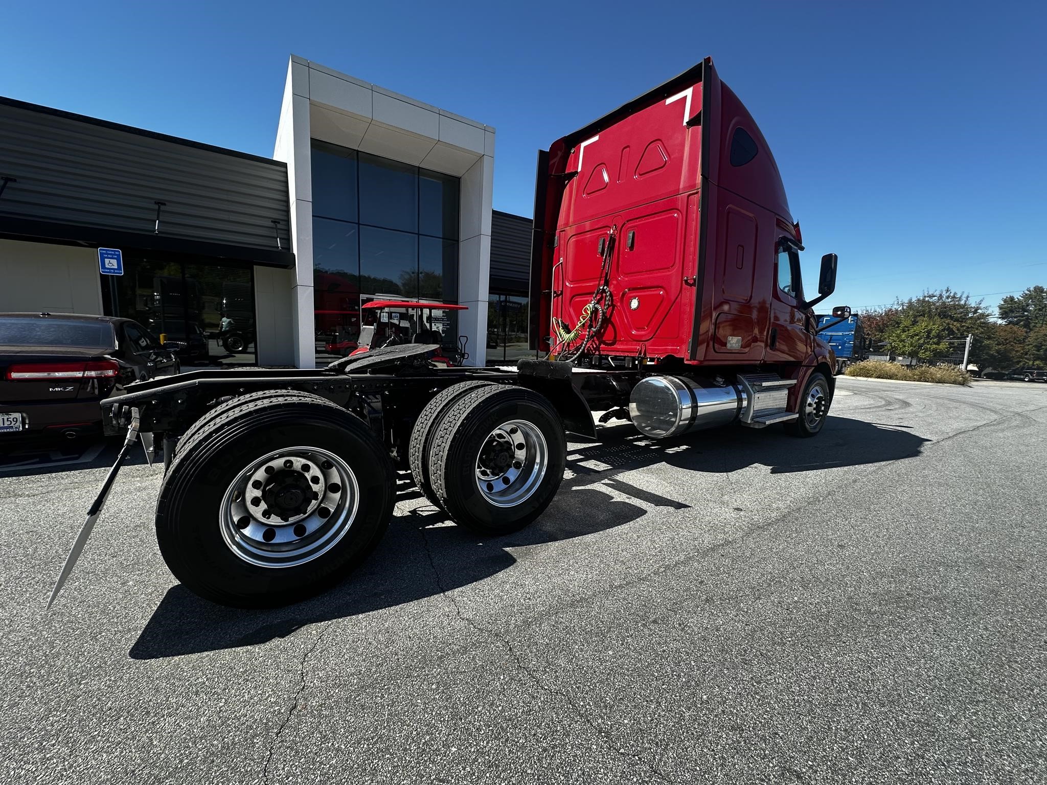 2020 FREIGHTLINER CASCADIA 126 - image 3 of 6