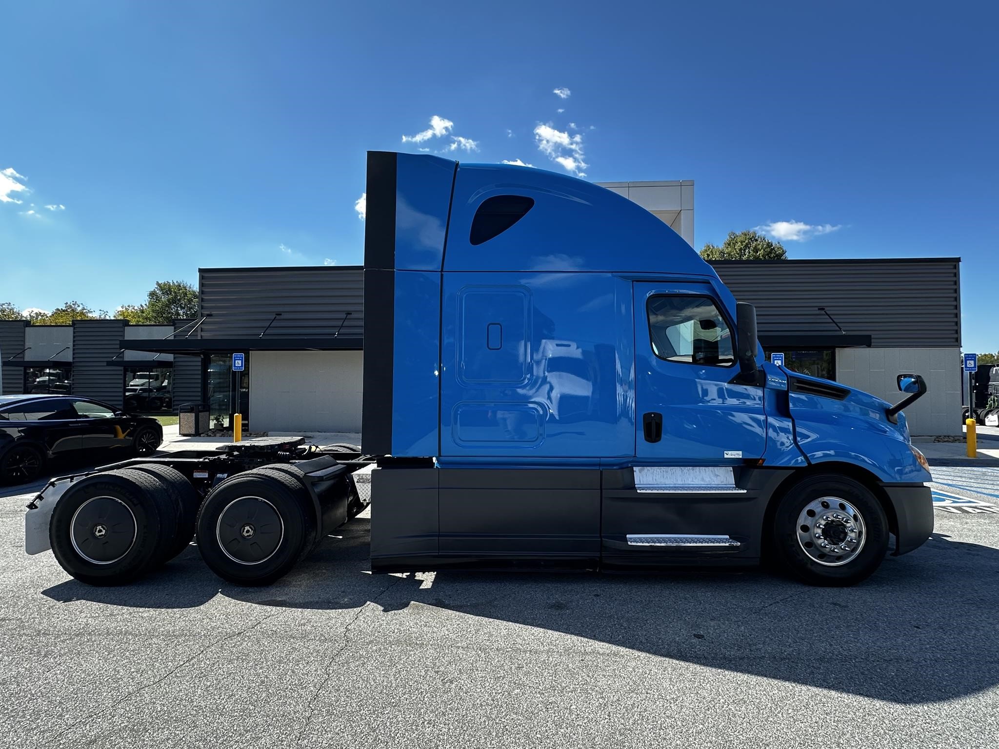 2021 FREIGHTLINER CASCADIA 126 - image 2 of 6