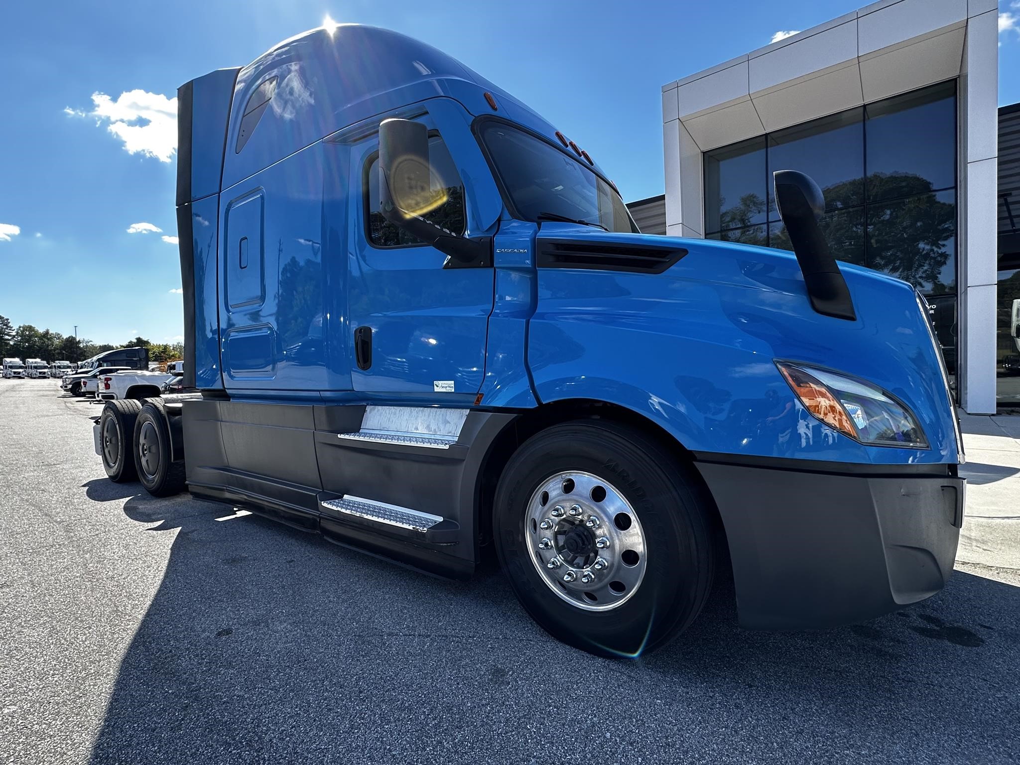 2021 FREIGHTLINER CASCADIA 126 - image 1 of 6